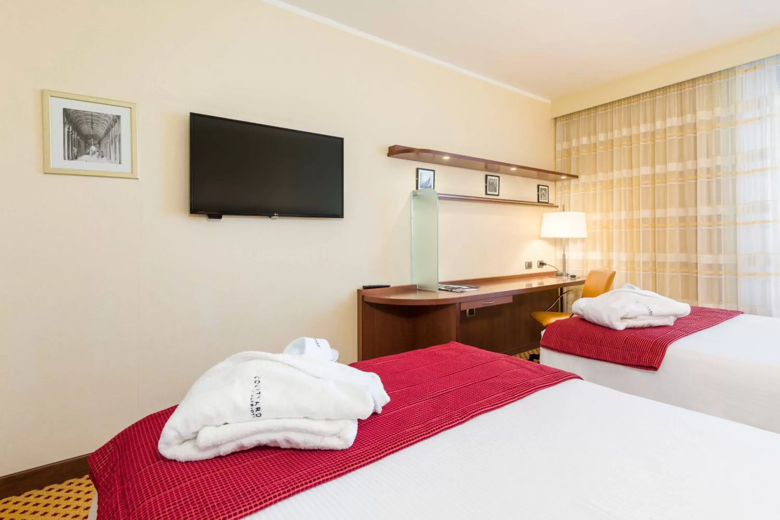 Photo of the whole room, Bed in Courtyard by Marriott Venice Airport