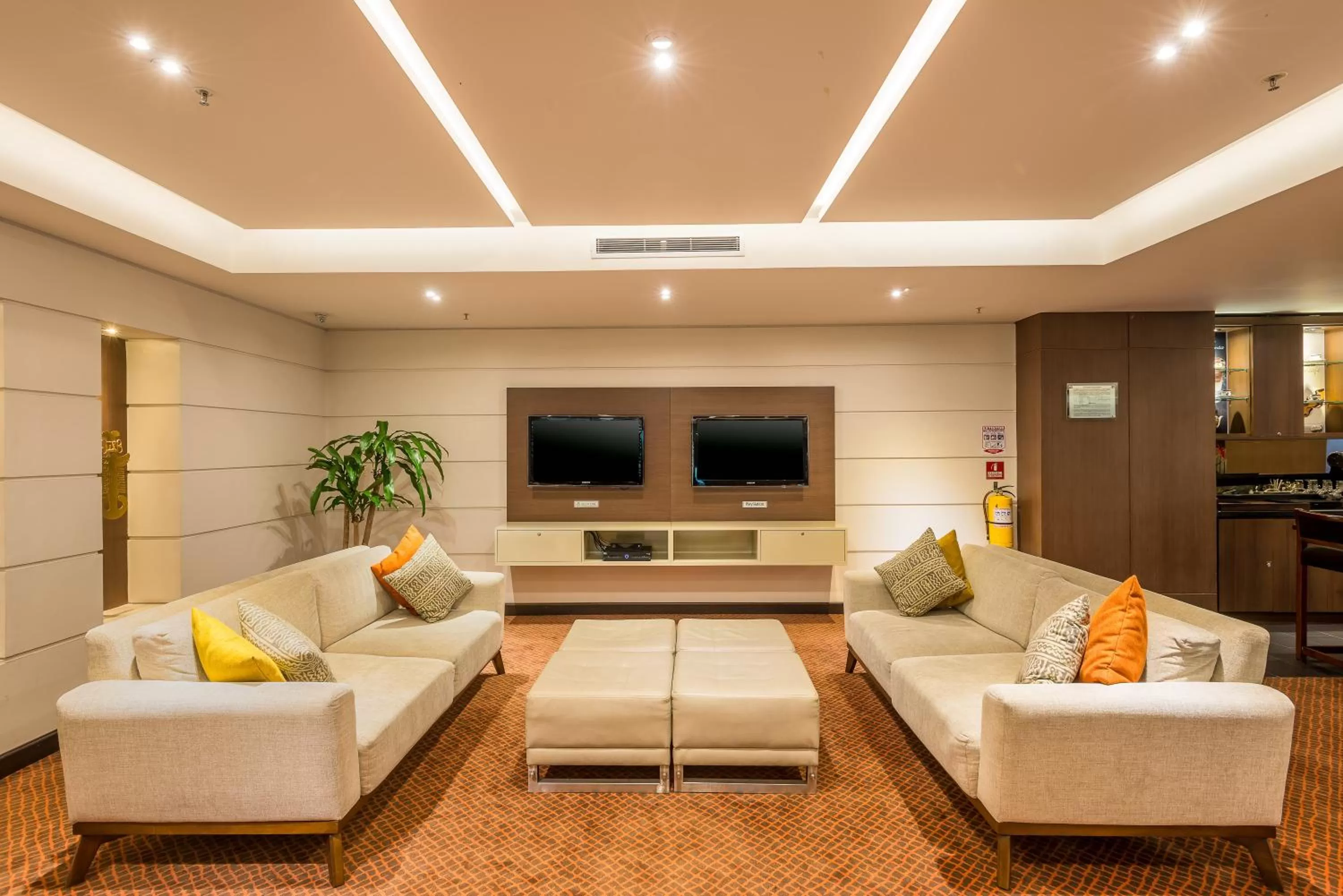 Communal lounge/ TV room in Hotel Dann Carlton Bogota