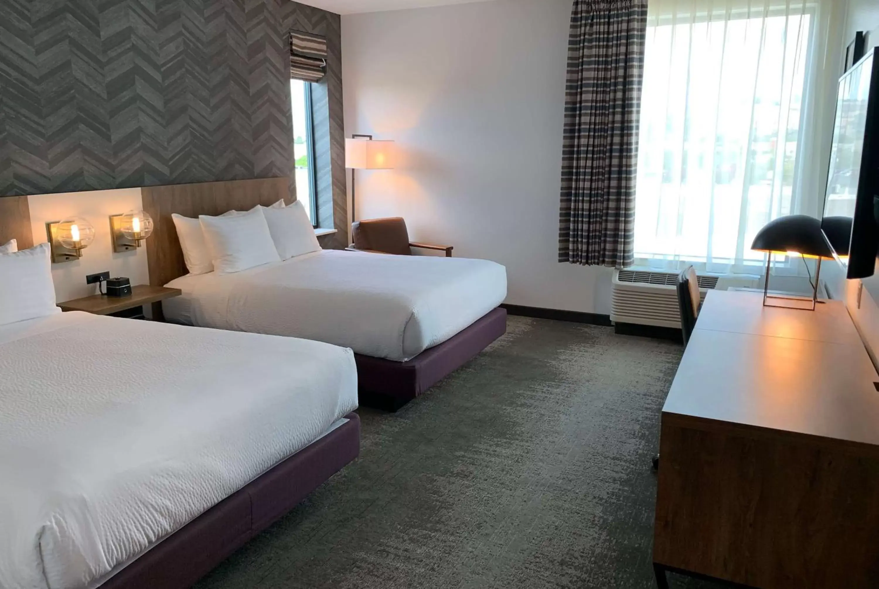 Photo of the whole room, Bed in La Quinta Inn & Suites by Wyndham Santa Rosa Sonoma