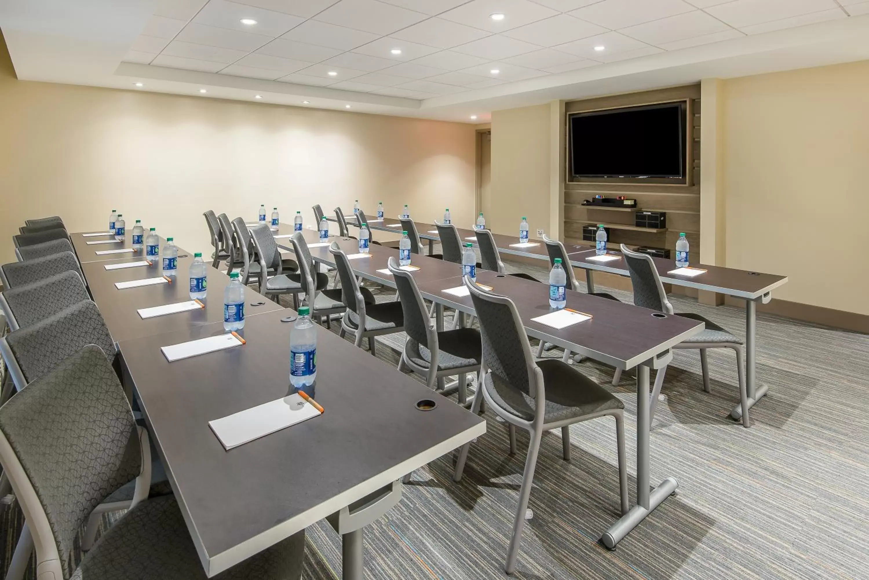 Meeting/conference room in EVEN Hotel Norwalk, an IHG Hotel