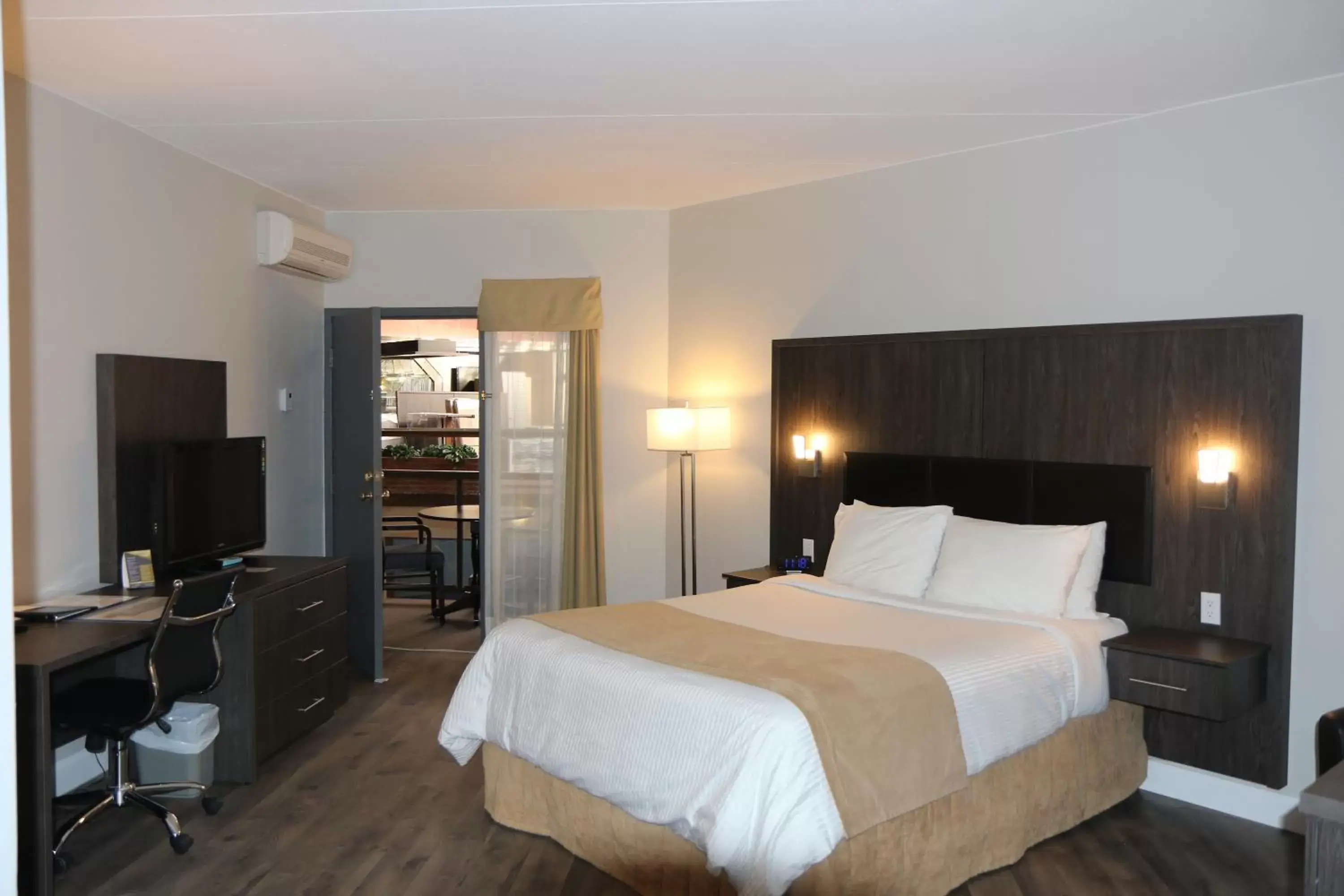 Photo of the whole room, Bed in Best Western Laval-Montreal & Conference Centre