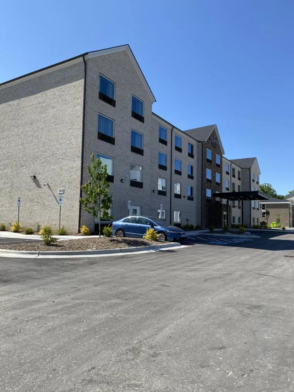 Property building in Country Inn & Suites by Radisson, Greensboro, NC