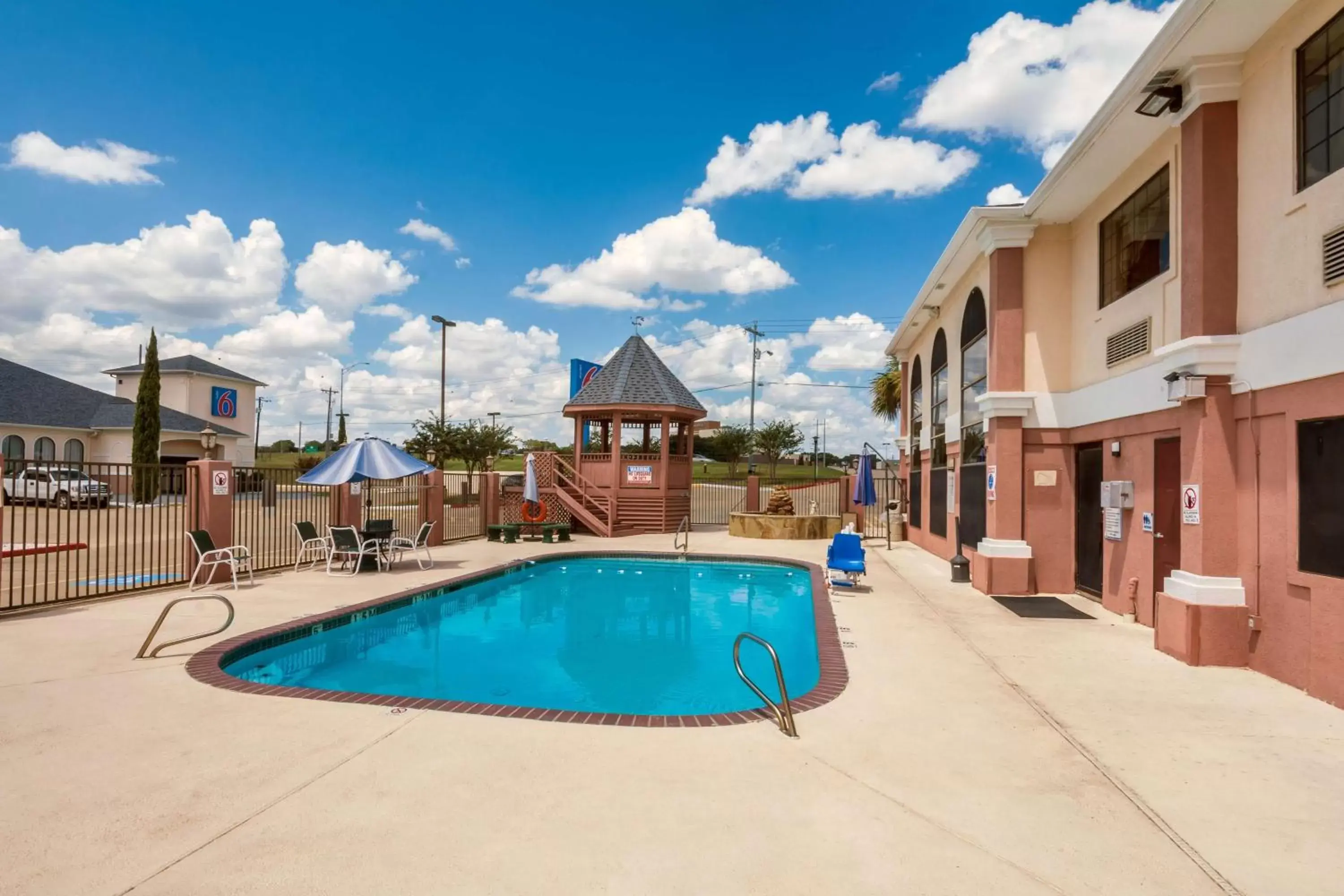 Day, Swimming Pool in Motel 6-Brenham, TX