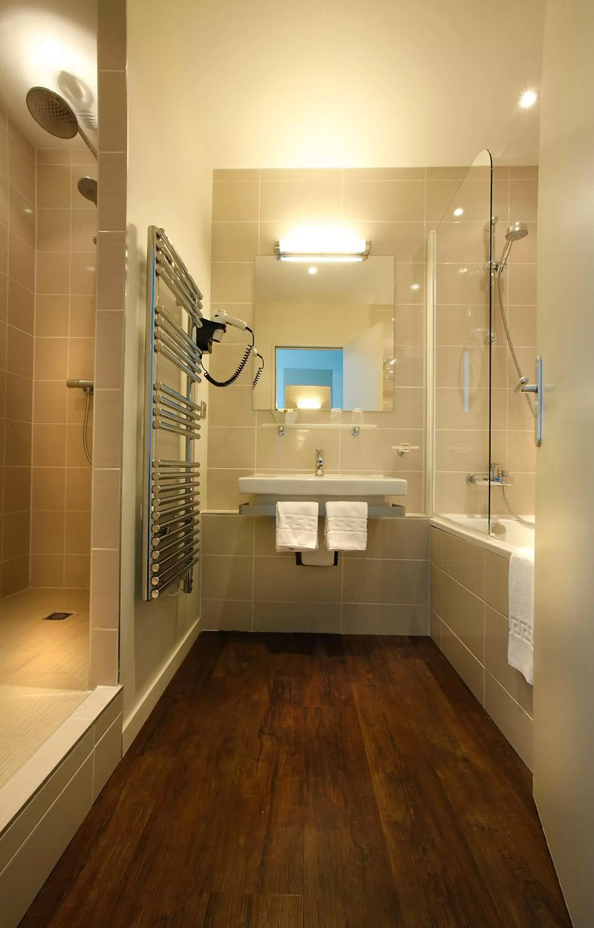 Bathroom in L'Échappée - Hôtel Casino Dieppe