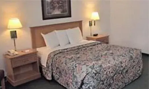 Queen Room with Sofa Bed - Non-Smoking in America's Best Inn - Annandale