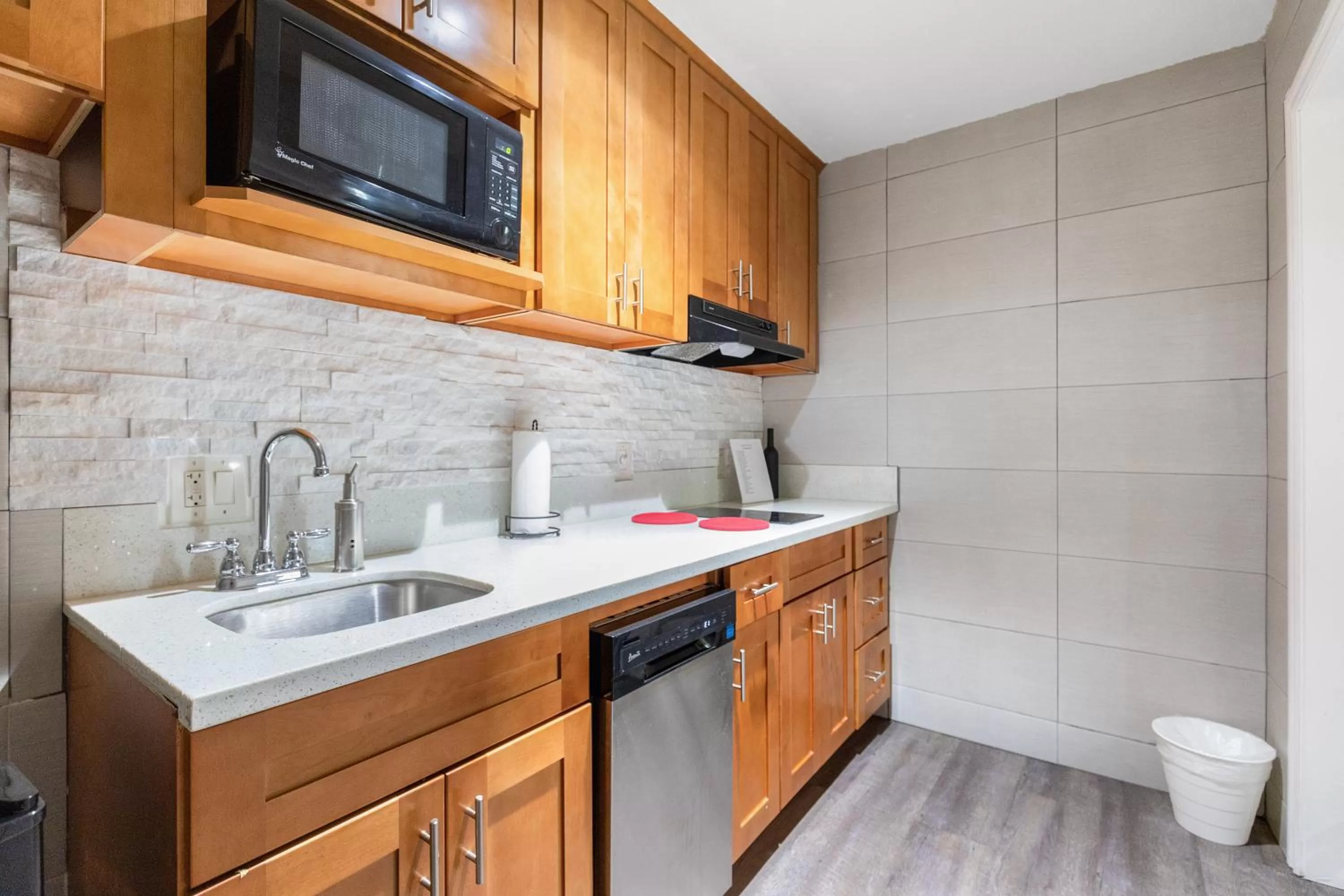 Le Blanc Inn & Suites