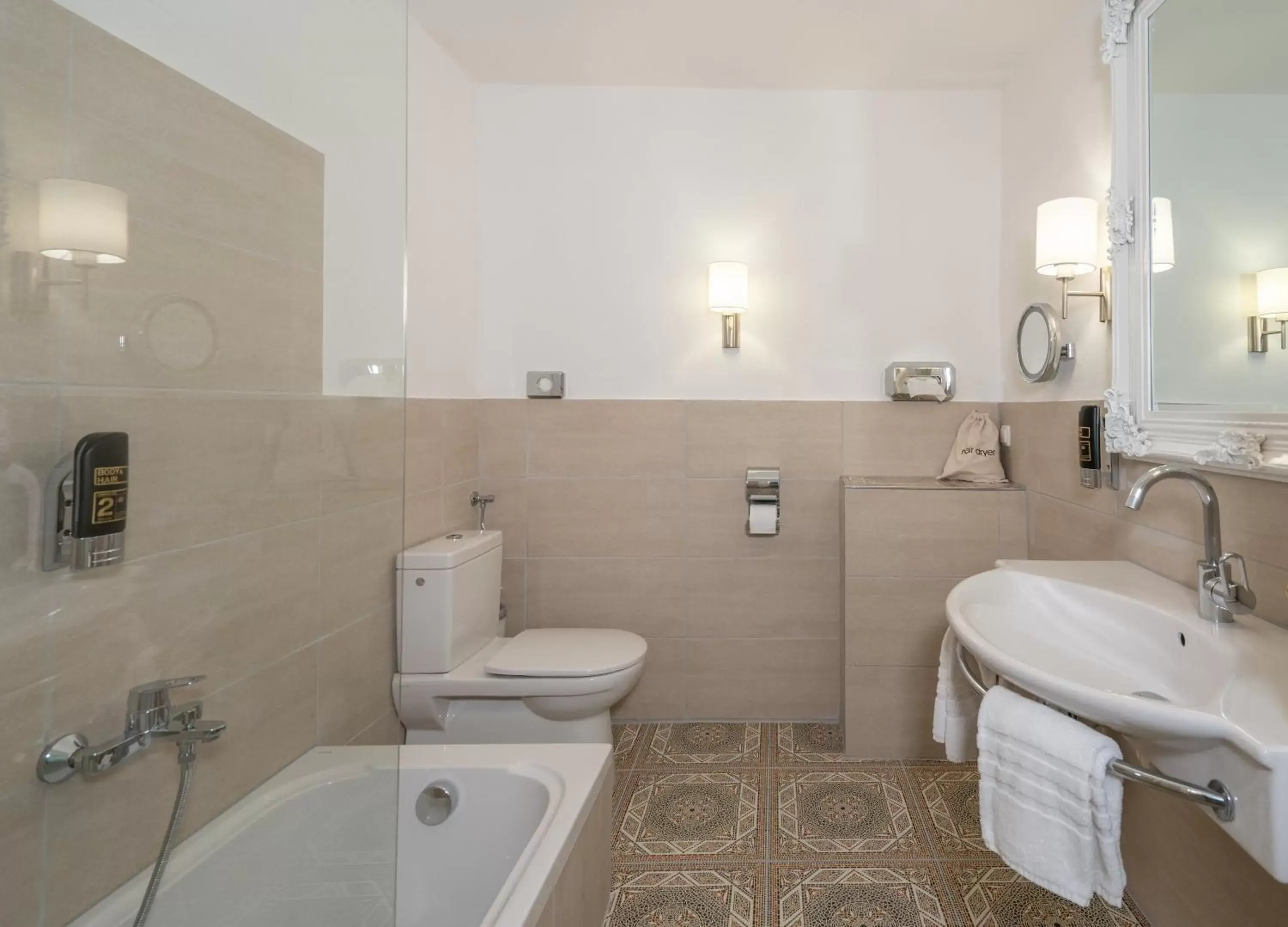 Toilet, Bathroom in Schlosswirt zu Anif - Hotel und Restaurant