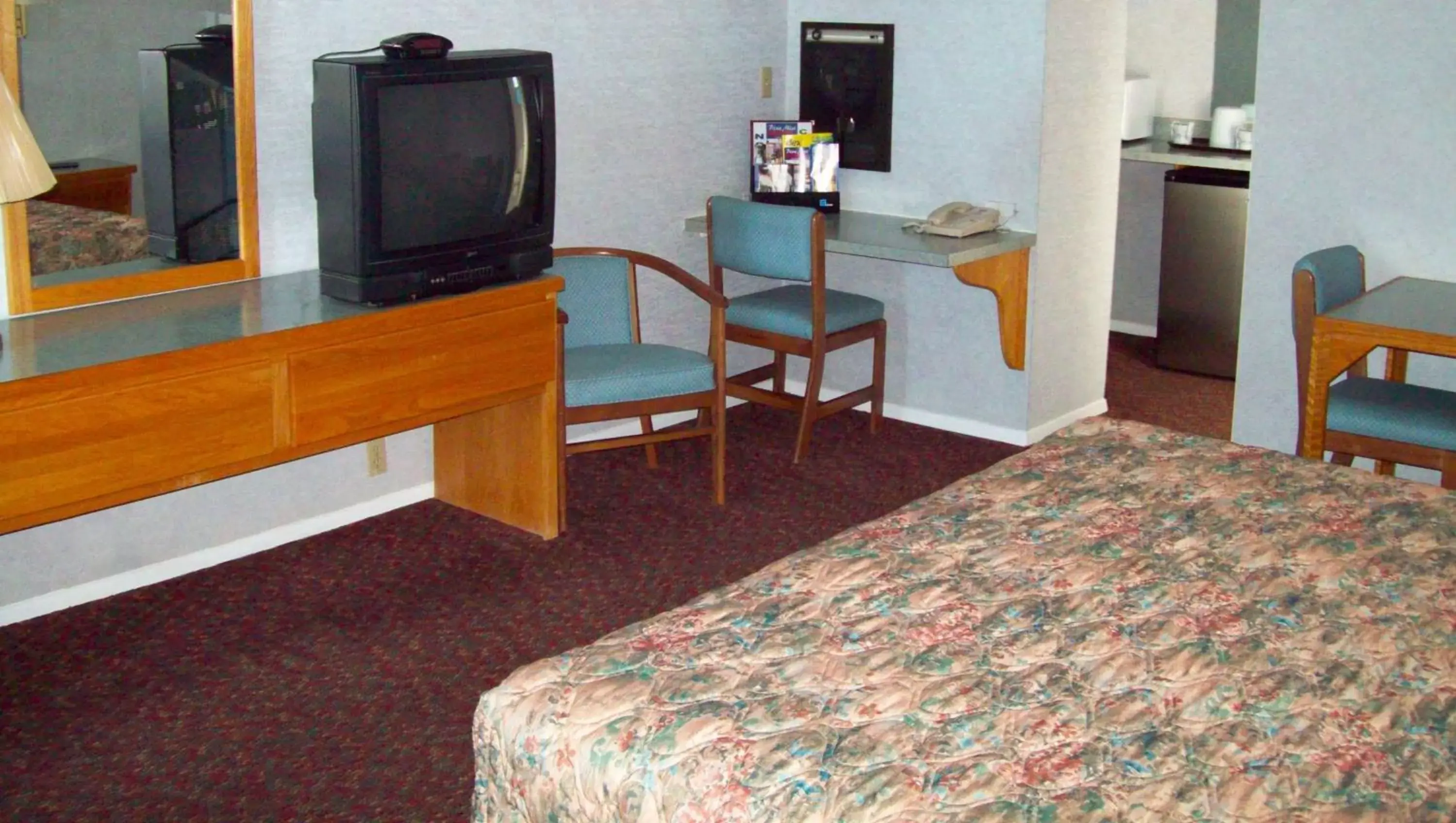 Photo of the whole room, TV/Entertainment Center in Blue Mist Motel Florence