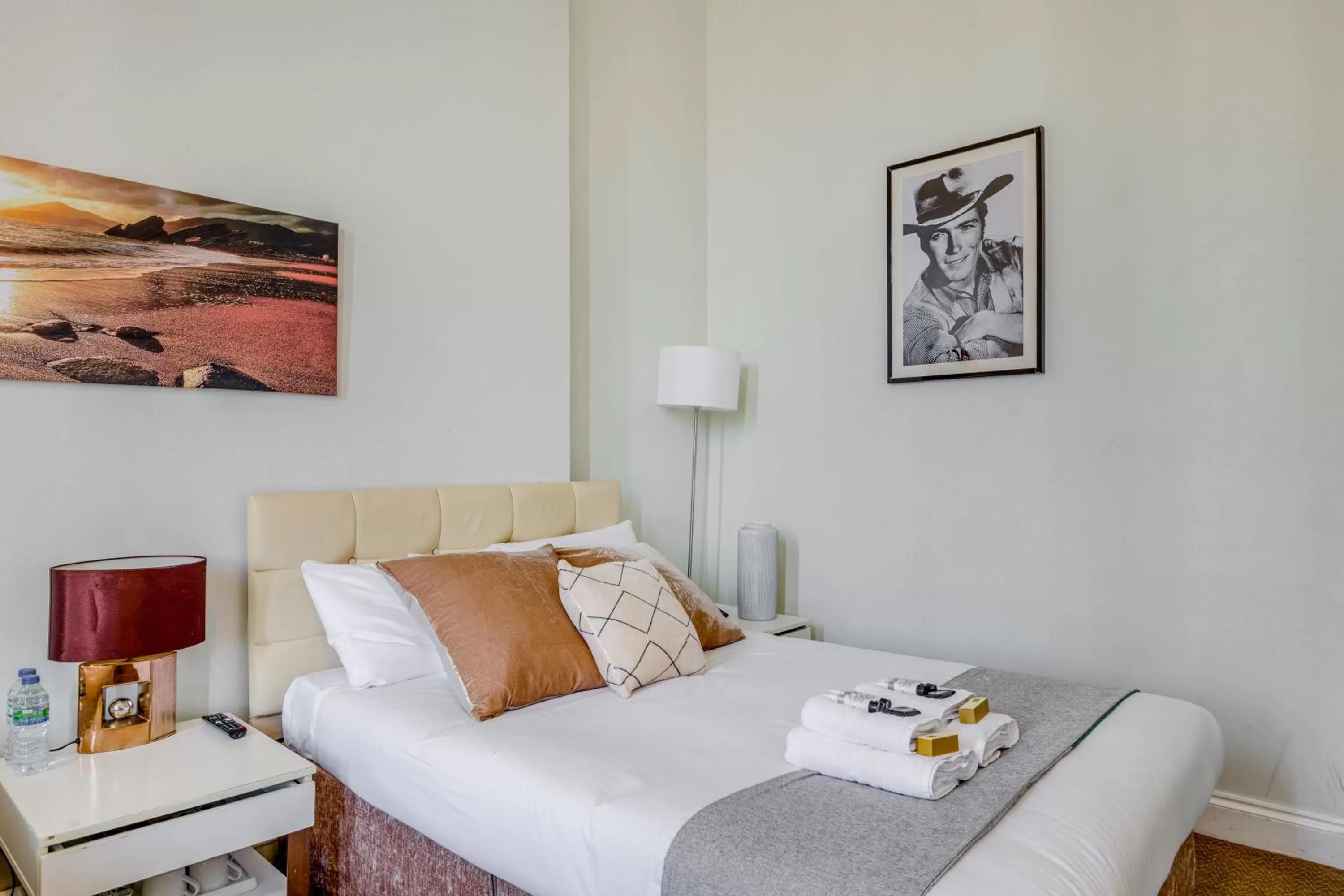 Bed in 1 Lexham Gardens Hotel