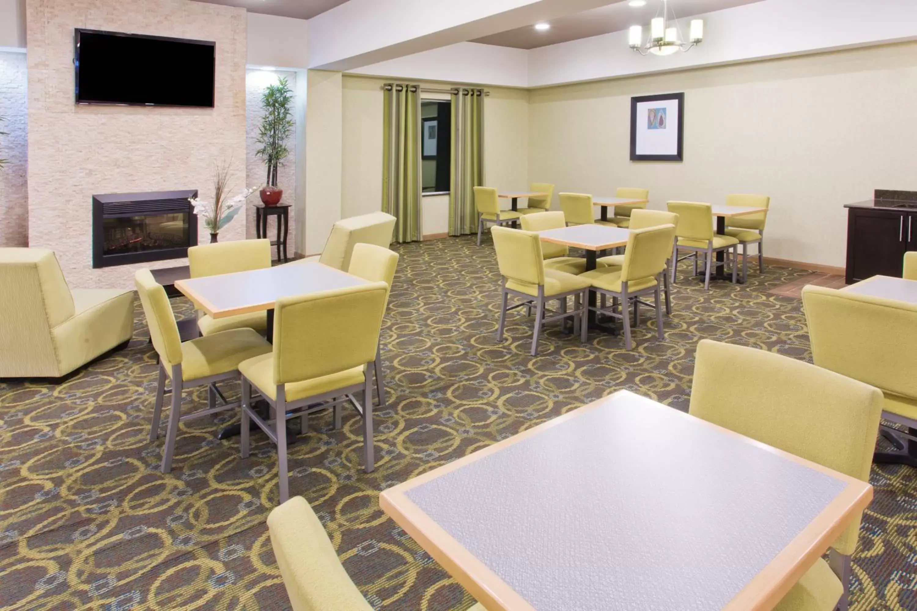 Breakfast, Lounge/Bar in Holiday Inn Express Hotel & Suites Alvarado, an IHG Hotel