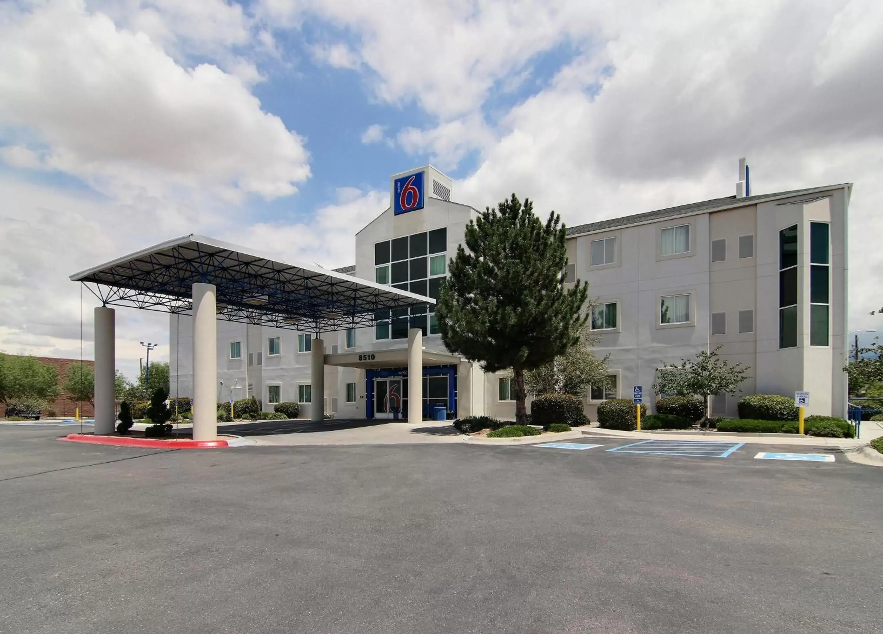 Facade/entrance, Property Building in Motel 6-Albuquerque, NM - North