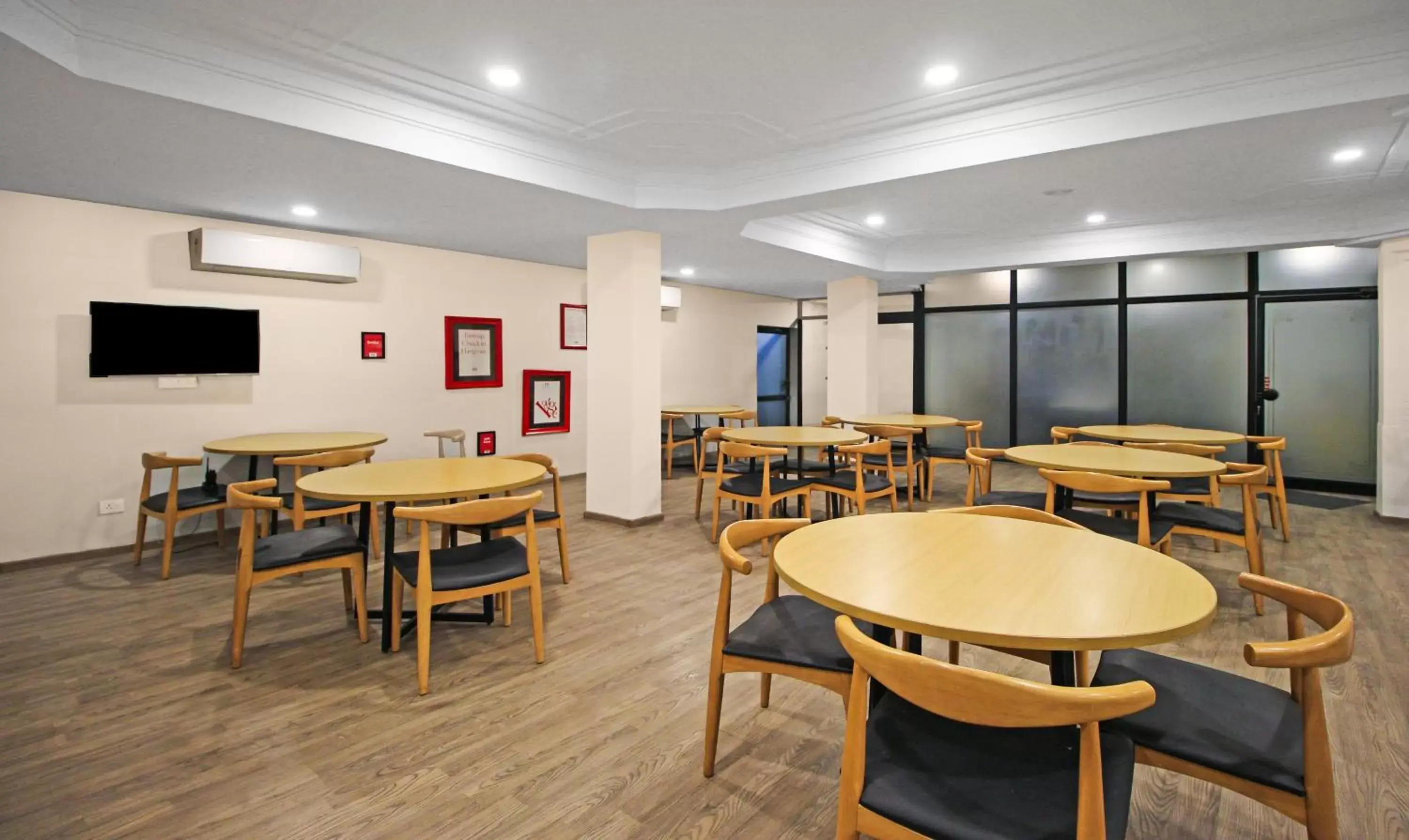 Restaurant/places to eat in Treebo Grand Legacy Shahenshah Restaurant/places to eat in Treebo Grand Legacy Shahenshah