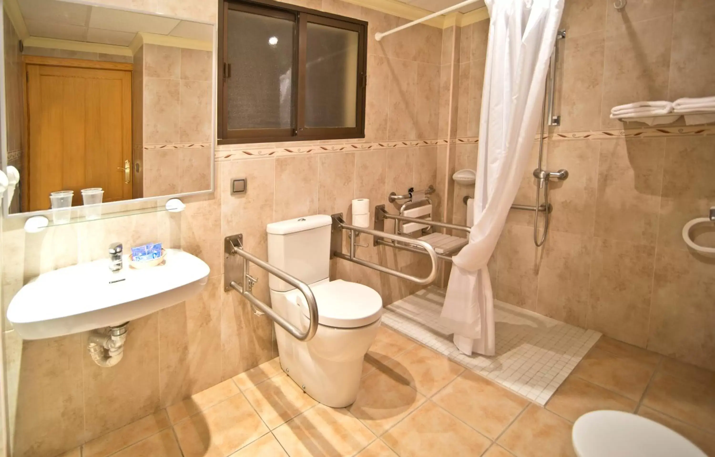 Facility for disabled guests, Bathroom in Hotel Amoros