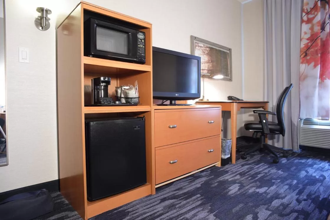 TV and multimedia in Fairfield Inn & Suites by Marriott Millville Vineland
