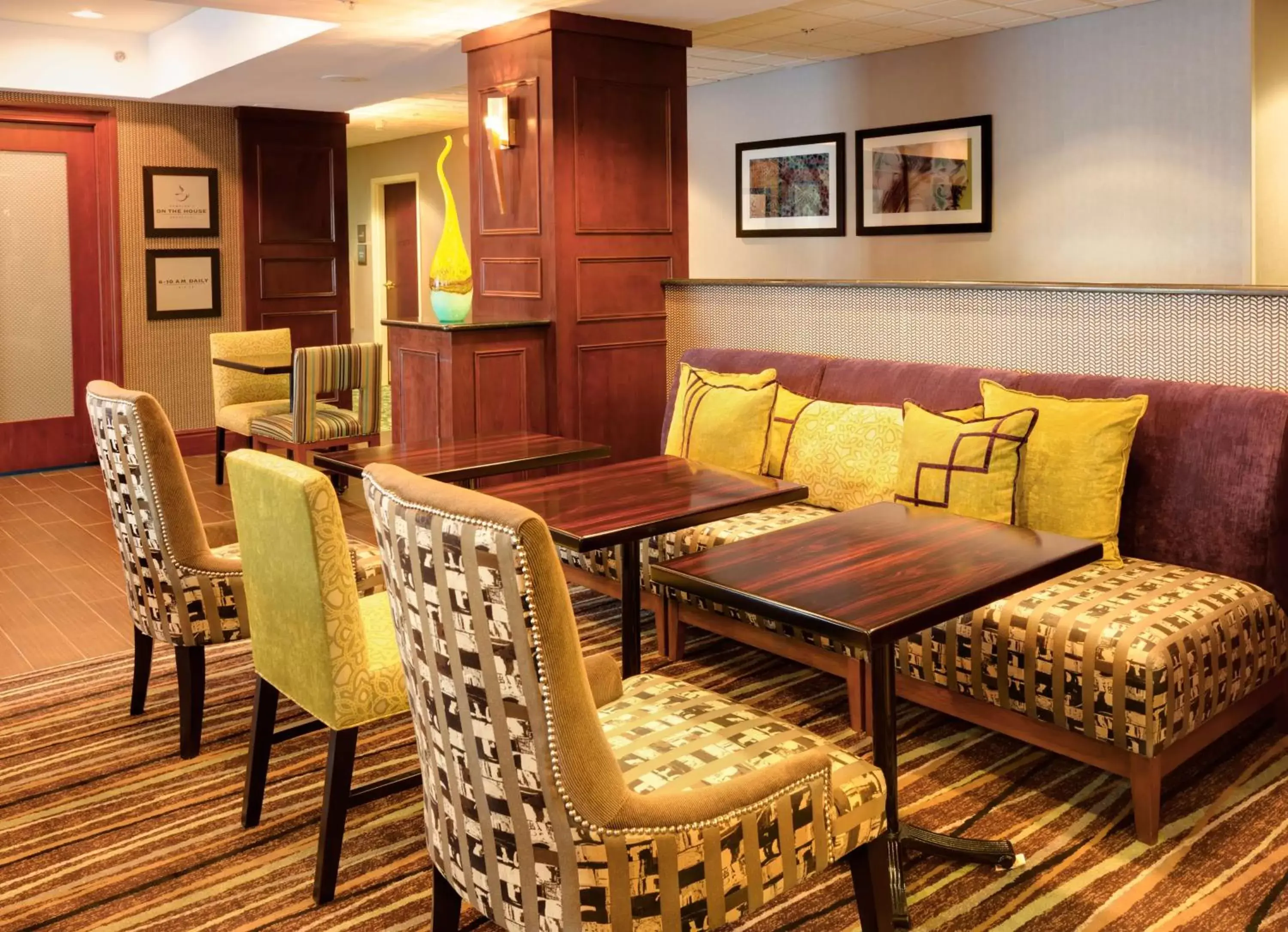 Lobby or reception, Seating Area in Hampton Inn South Plainfield-Piscataway