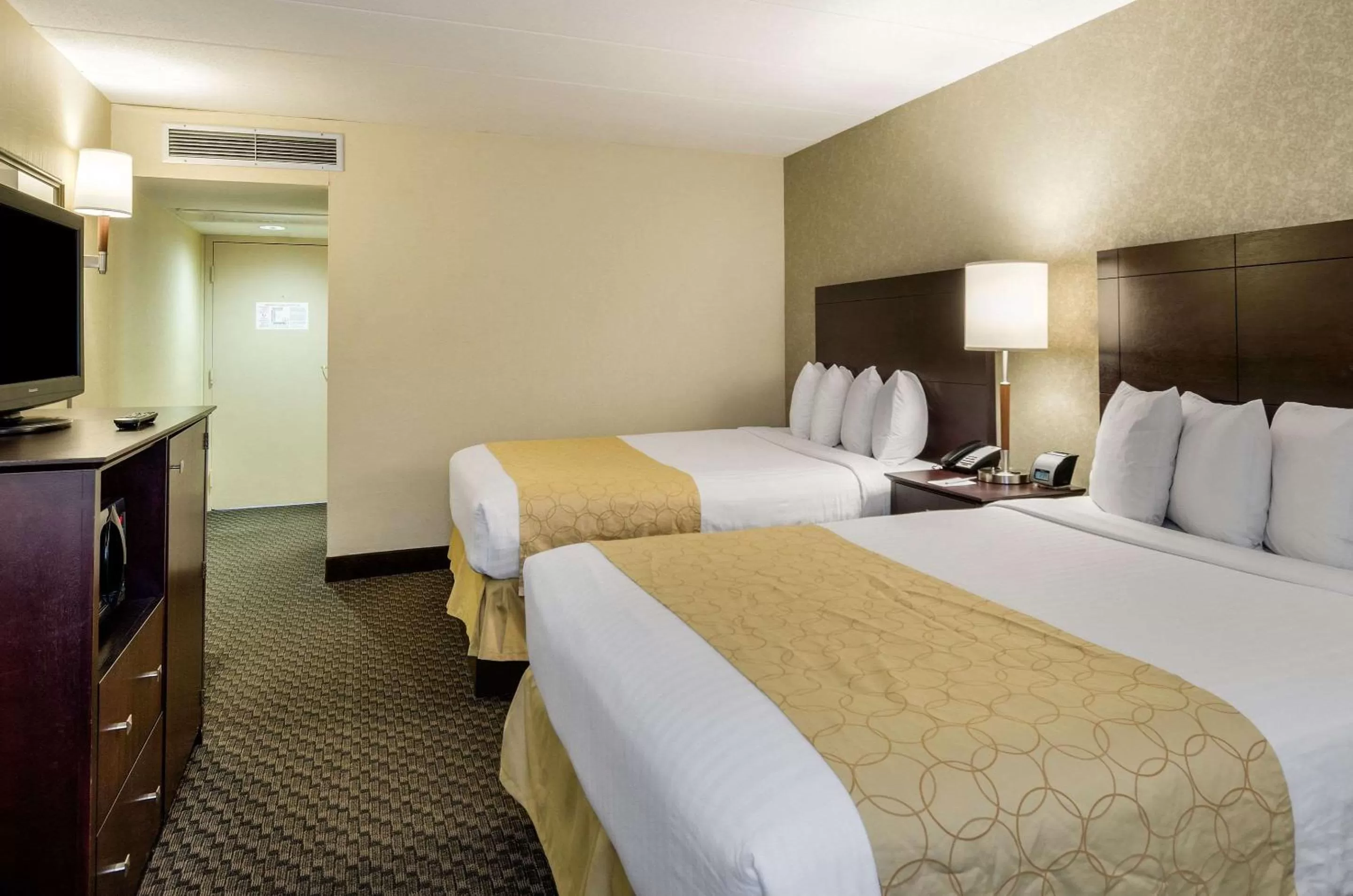 Photo of the whole room, Bed in Clarion Hotel Seekonk - Providence