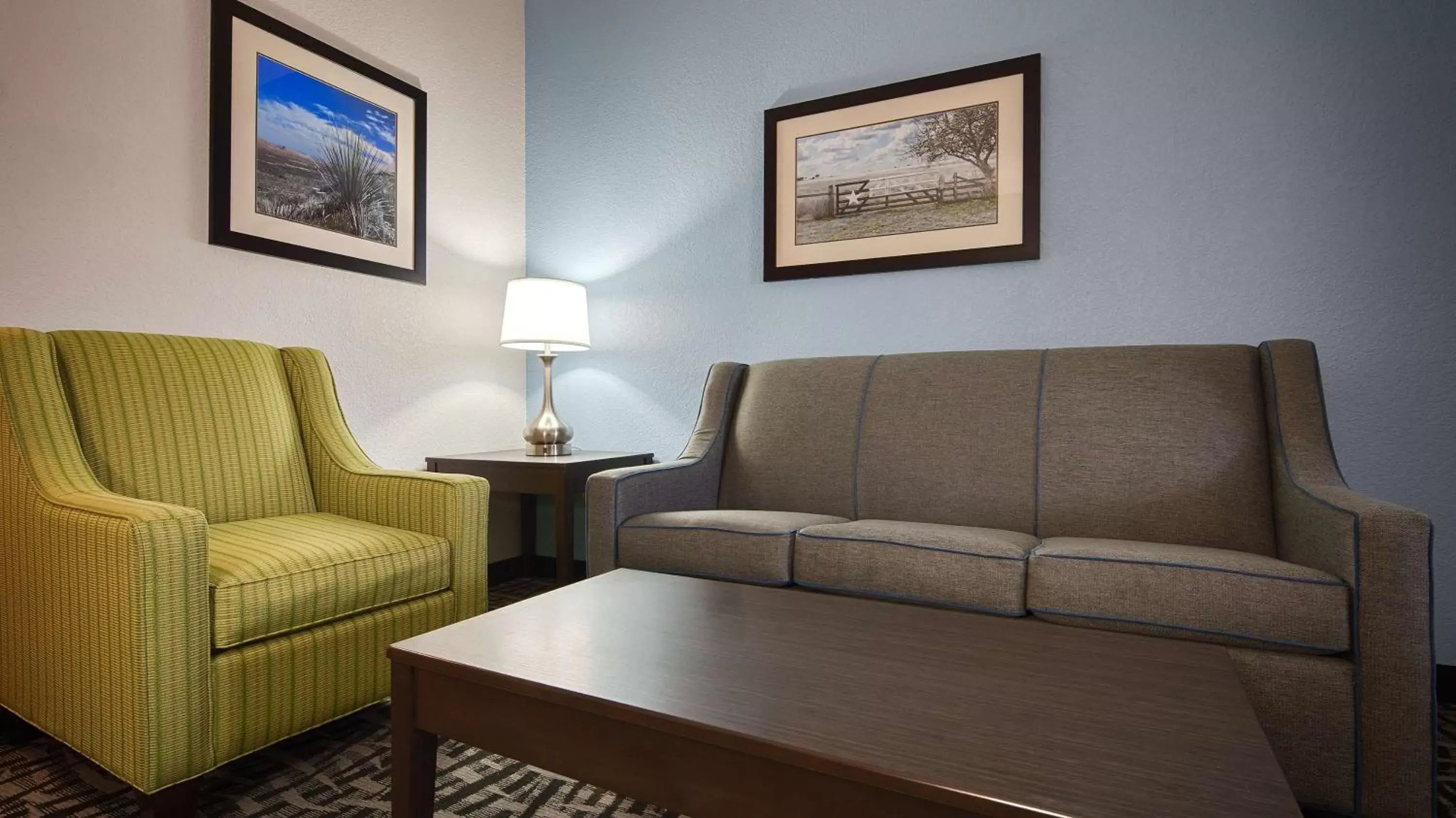 Photo of the whole room, Seating Area in Best Western Plus Lonestar Inn & Suites