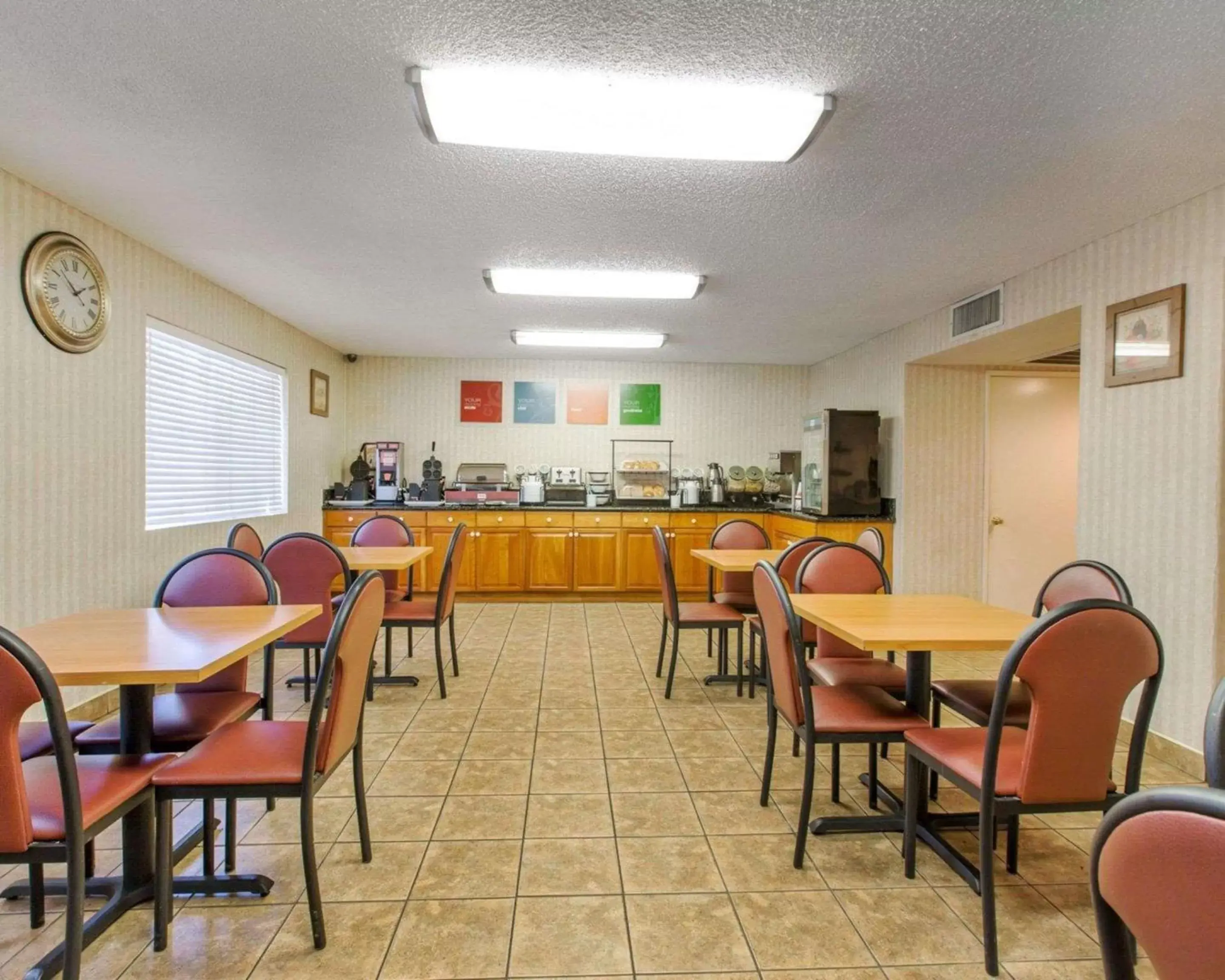 Restaurant/Places to Eat in Comfort Inn & Suites Moreno Valley near March Air Reserve Base
