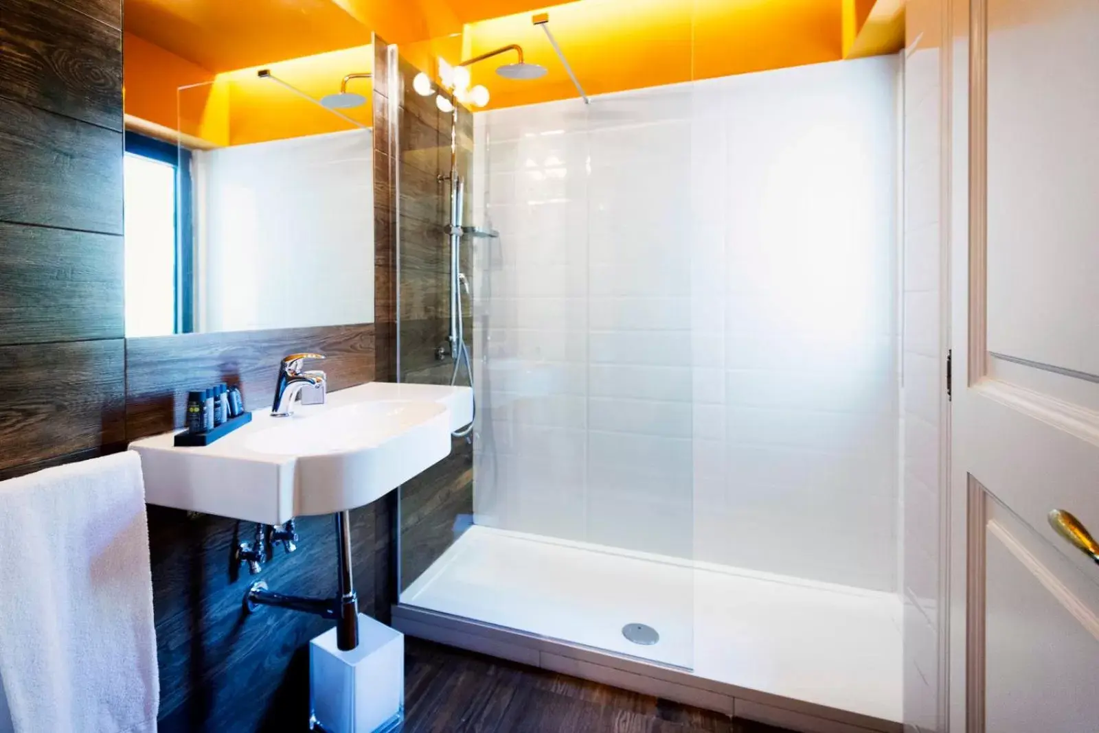 Shower, Bathroom in Palazzo Lorenzo Hotel Boutique & Spa