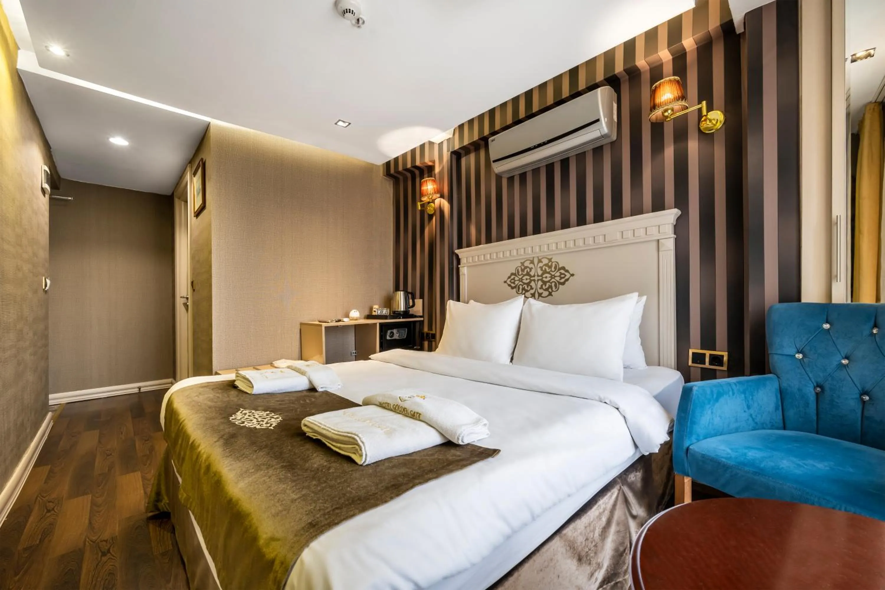 Bed in Golden Gate Hotel Topkapı