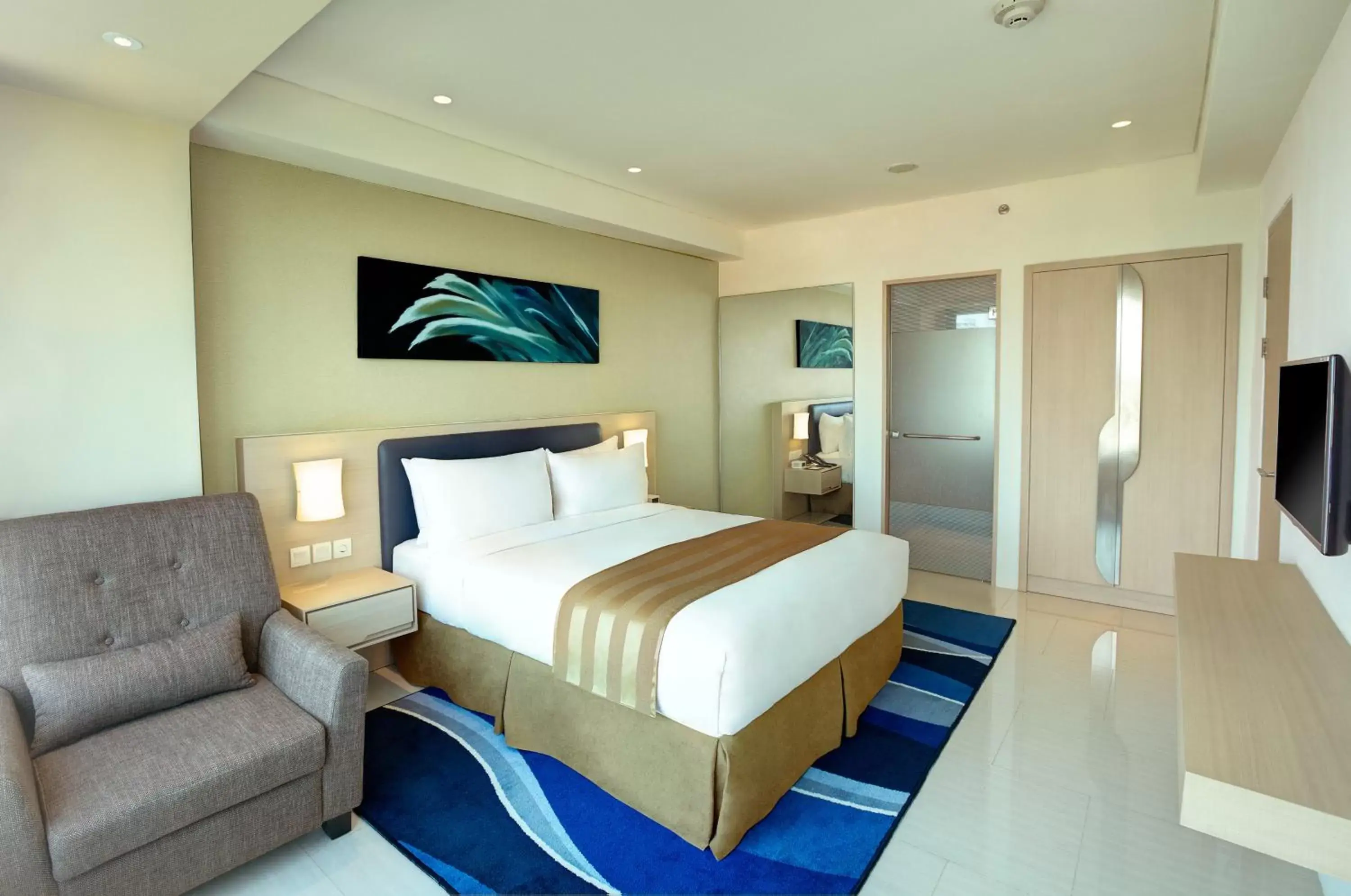 Photo of the whole room, Bed in Holiday Inn Express Jakarta International Expo, an IHG Hotel