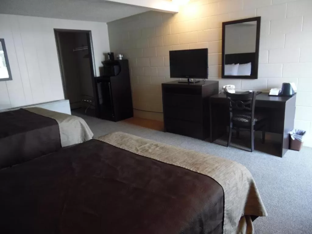 TV/Entertainment Center in Yellowstone Motel