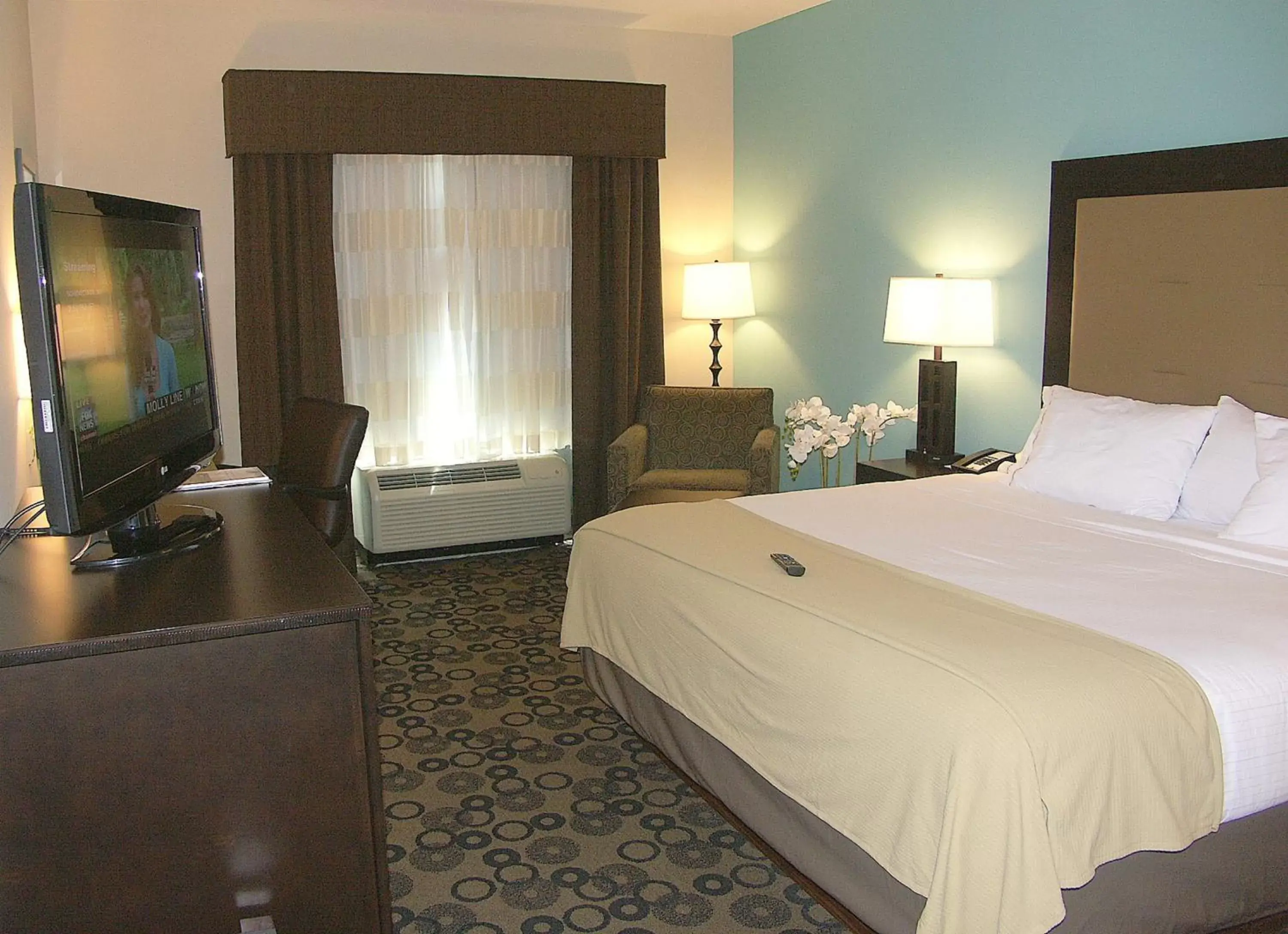 Photo of the whole room, Bed in Holiday Inn Express & Suites - Cleveland Northwest, an IHG Hotel