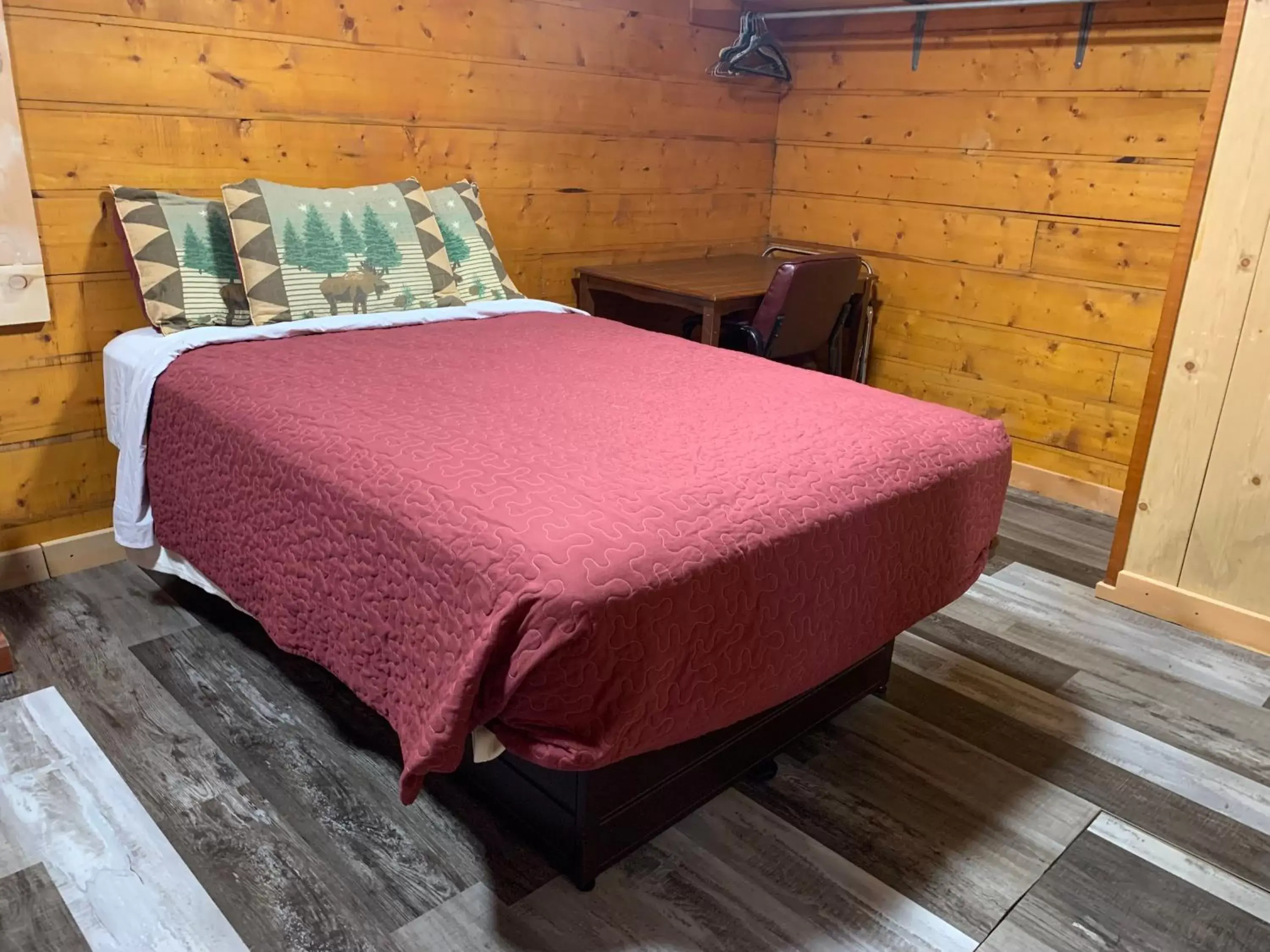 Bedroom, Bed in Rainbow Lodge