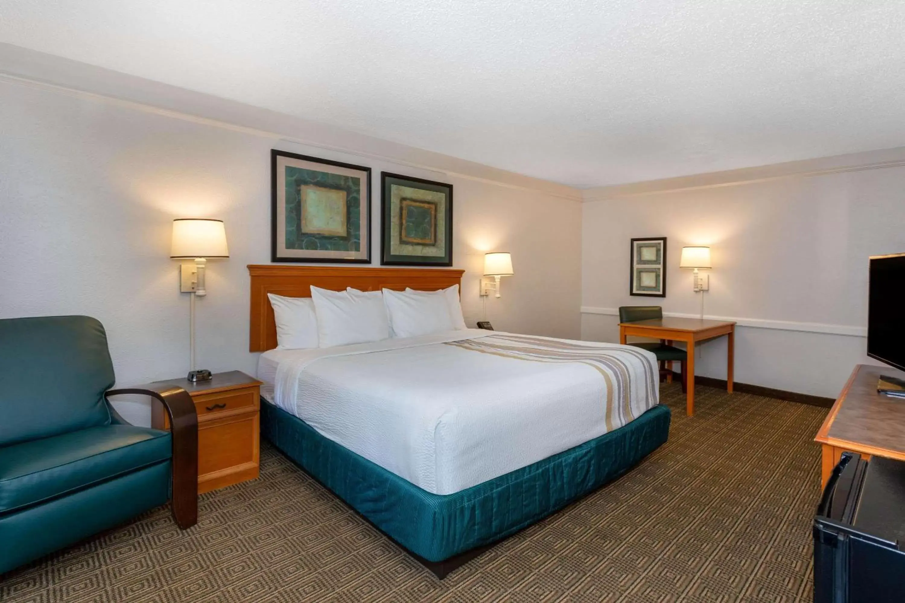 Photo of the whole room, Bed in La Quinta Inn by Wyndham Tallahassee North