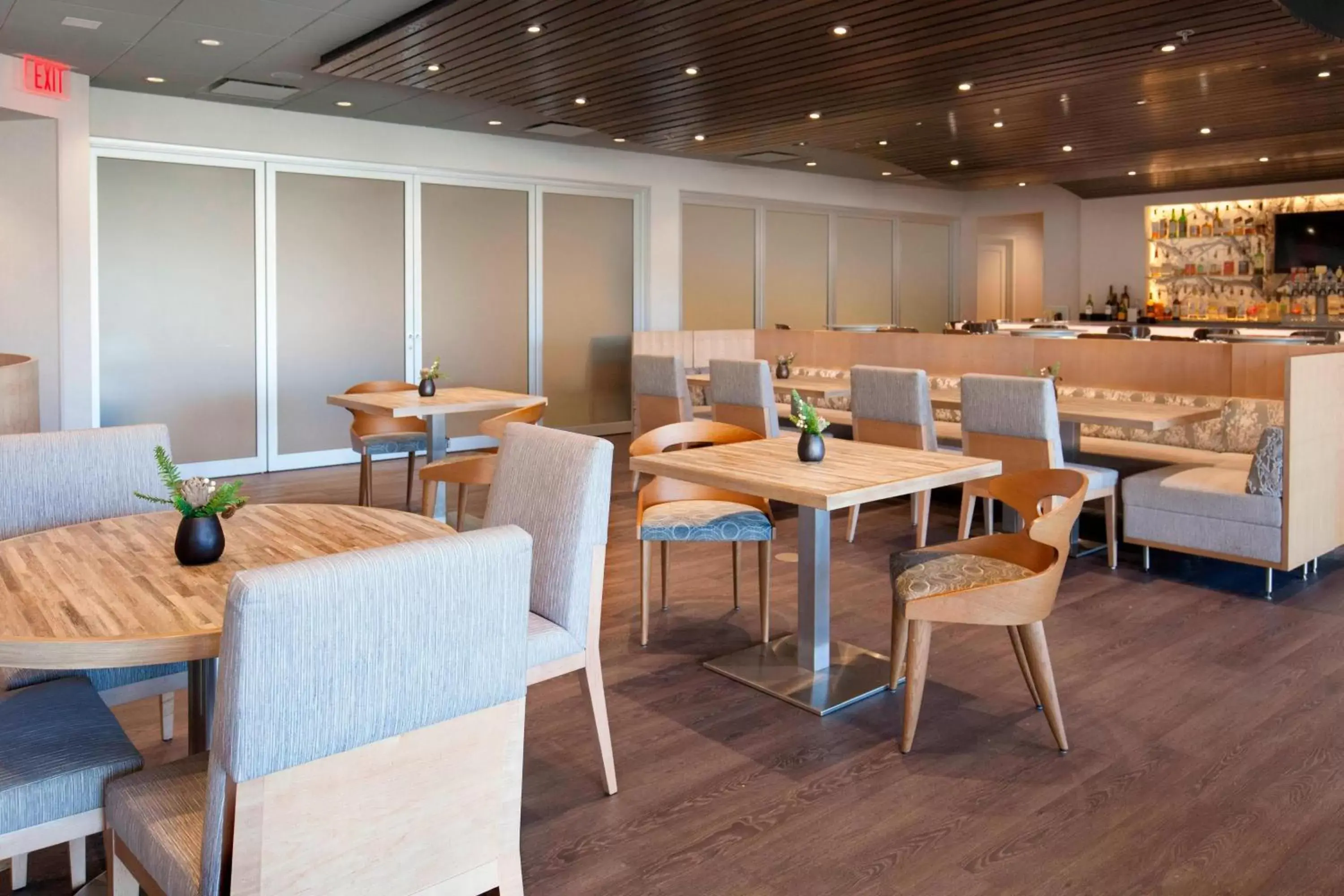 Lounge or bar, Restaurant/Places to Eat in Rochester Airport Marriott