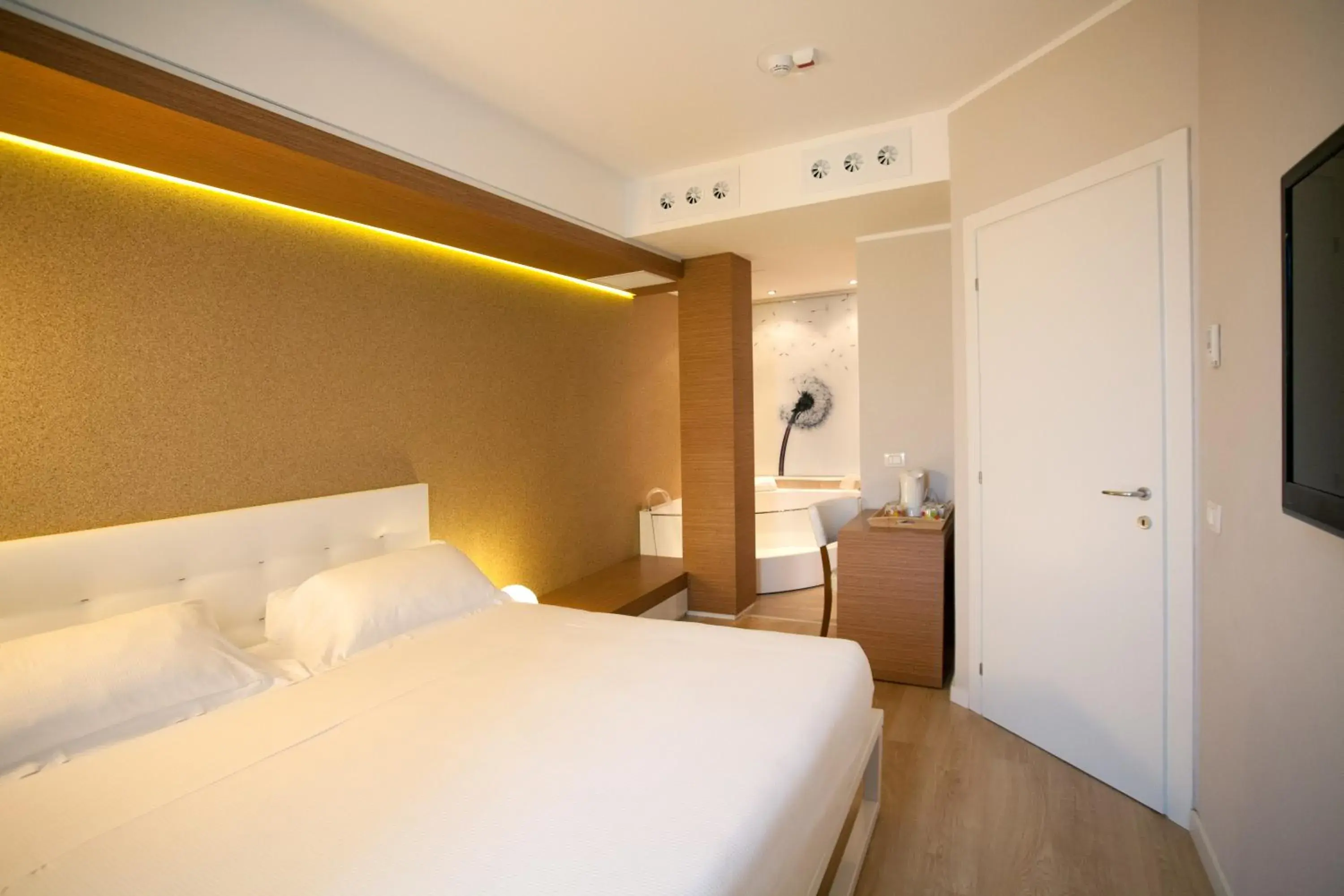 Photo of the whole room, Bed in Oxygen Lifestyle Hotel/Helvetia Parco