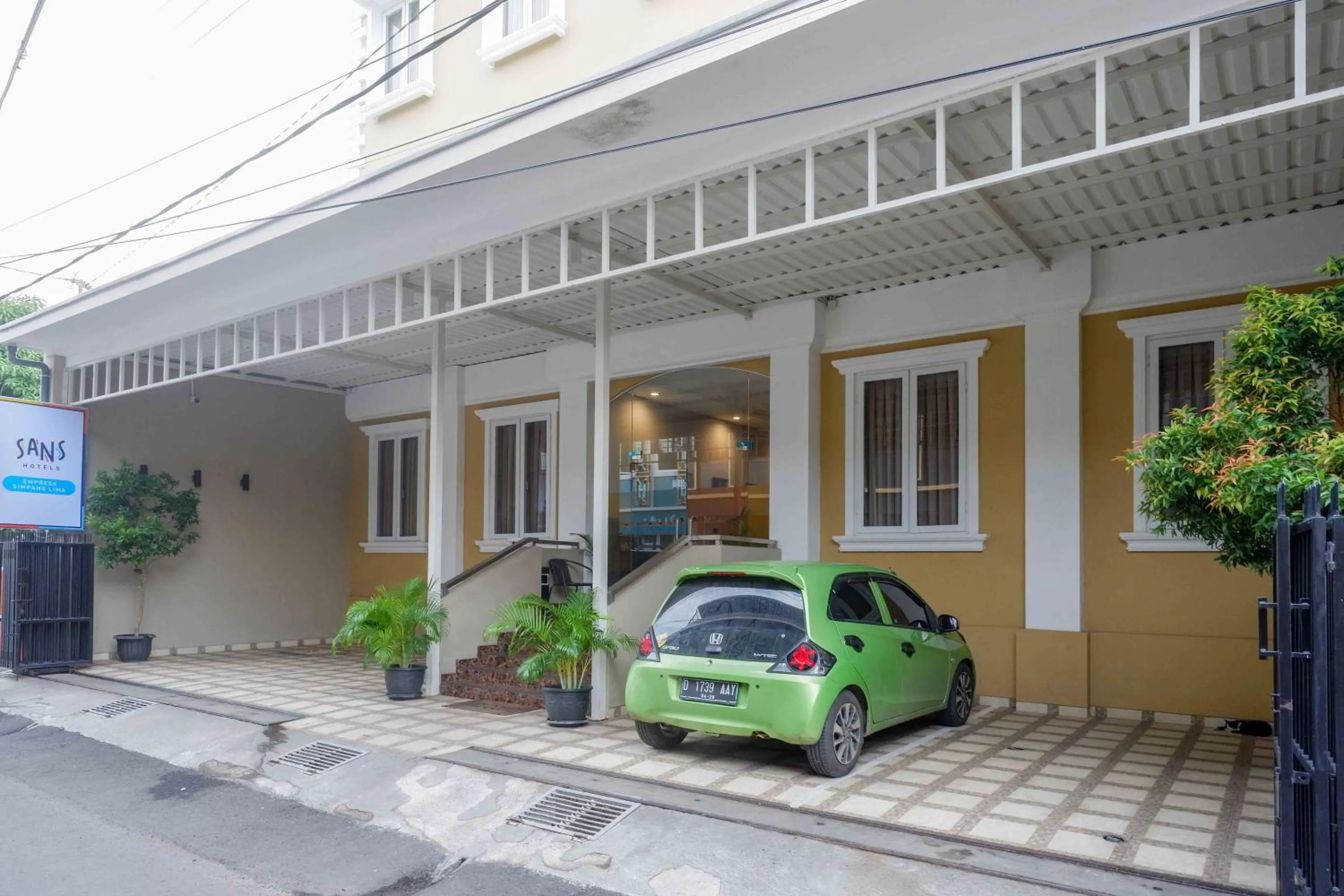 Property building in Sans Hotel Empress Simpang Lima