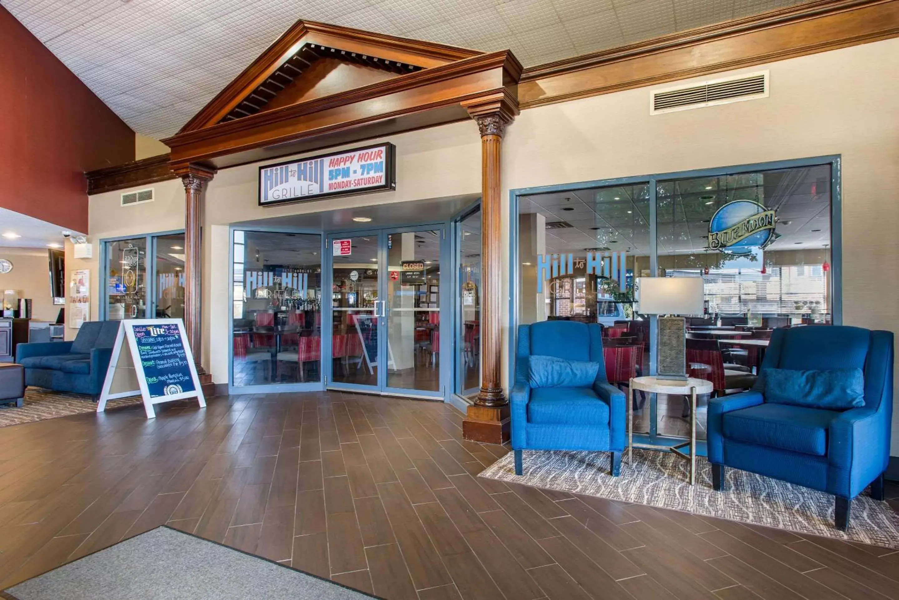 Lounge or bar in Comfort Suites Bethlehem Near Lehigh University and LVI Airport