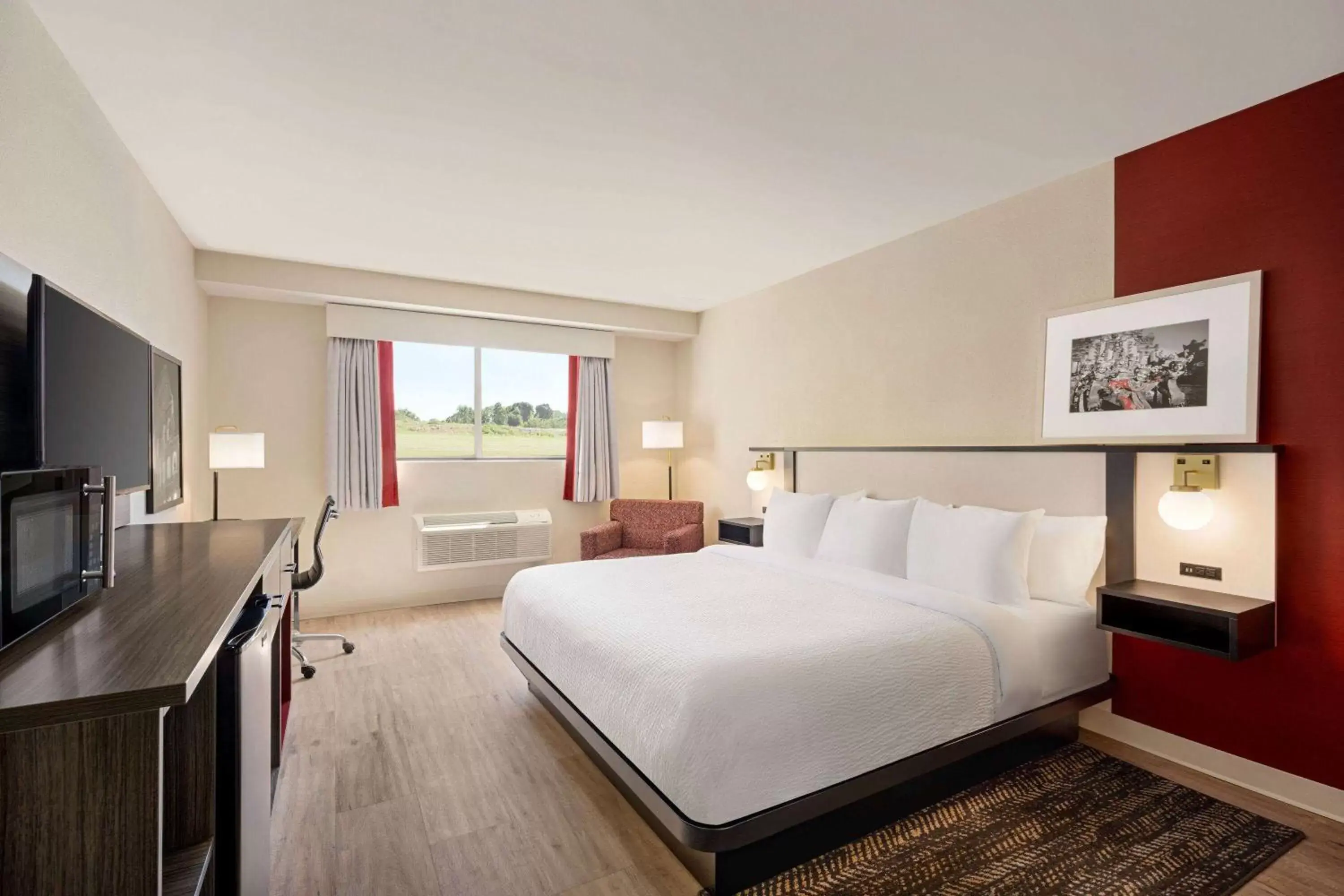 Photo of the whole room, Bed in Ramada by Wyndham Whitehall/Allentown