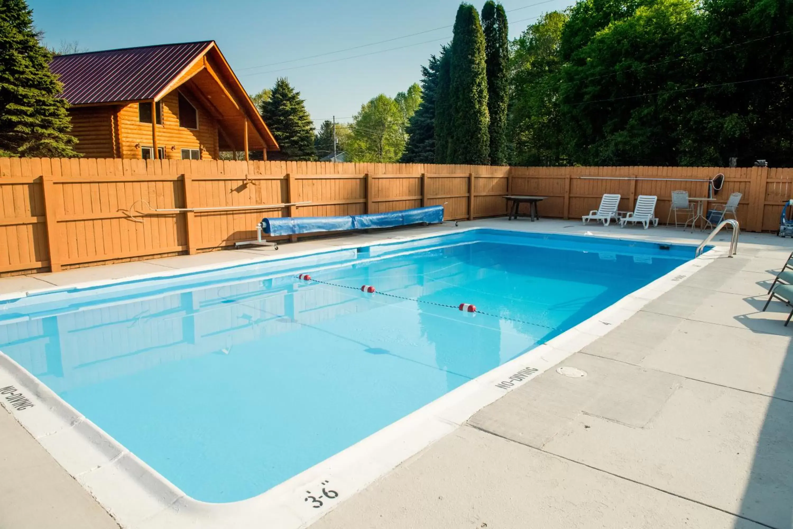 Swimming Pool in Lakeview on the Lake