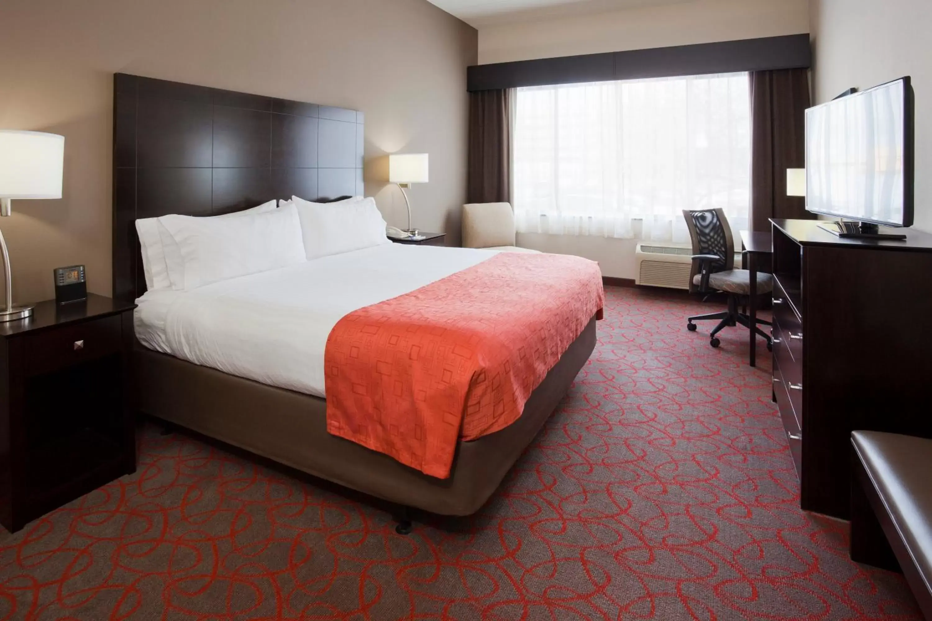 Photo of the whole room, Bed in Holiday Inn Express & Suites Bloomington West, an IHG Hotel