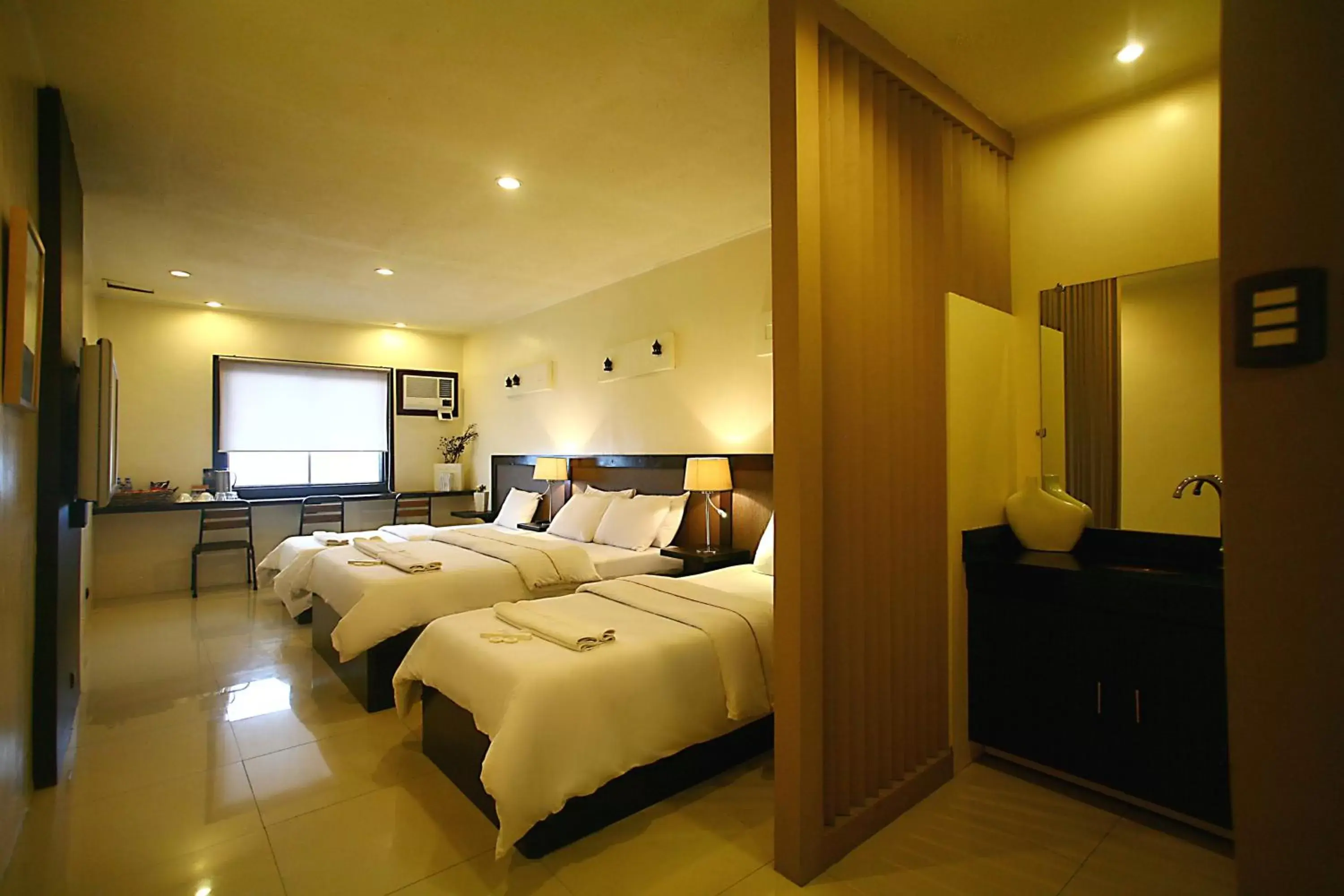 Photo of the whole room, Bed in Baguio Holiday Villas