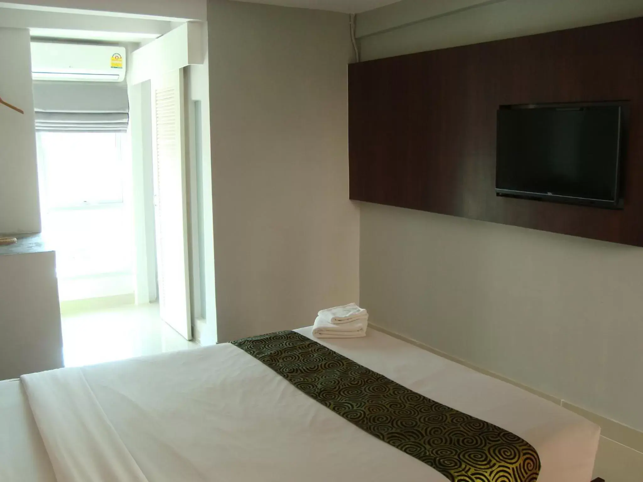 Bed, TV/Entertainment Center in Floral Shire Suvarnabhumi Airport - SHA Extra Plus