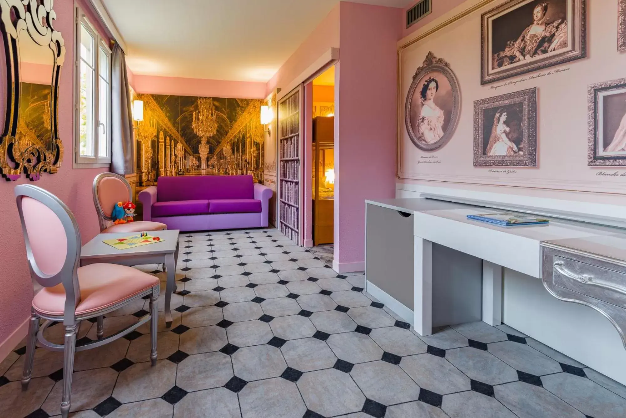 Living room, Seating Area in Explorers Hotel Marne-la-Vallée