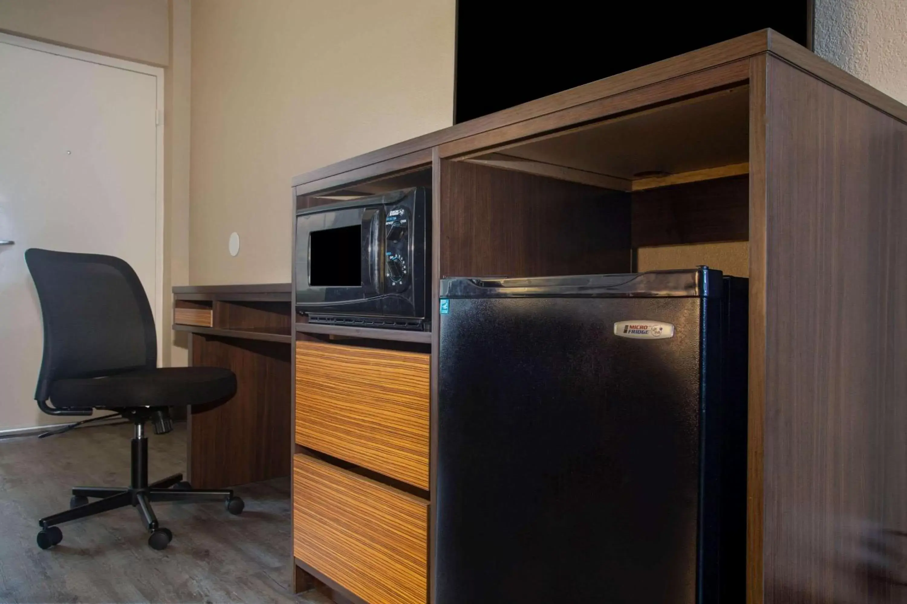 Photo of the whole room, Kitchen/Kitchenette in Super 8 by Wyndham Mobile I-65