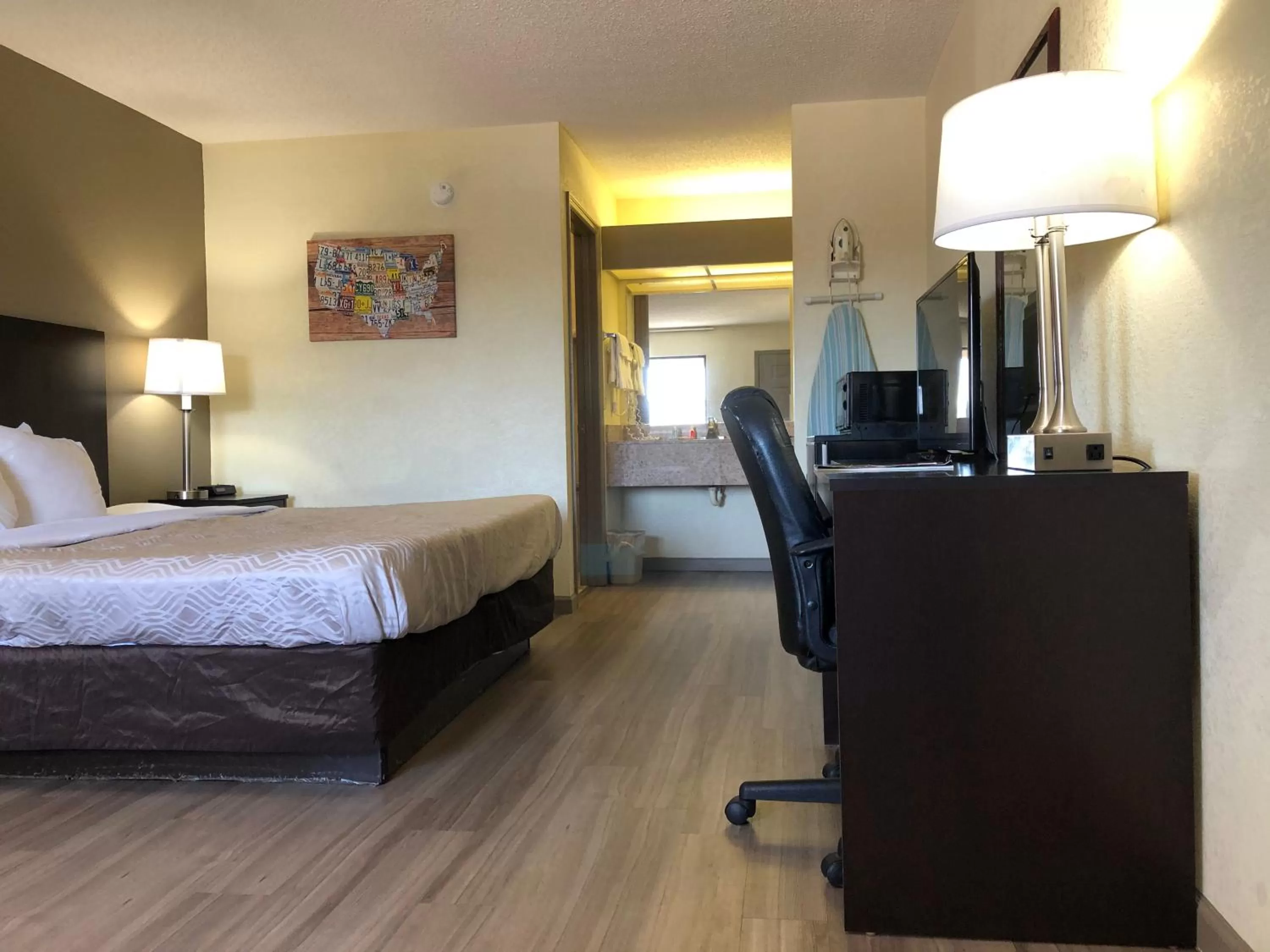 Photo of the whole room, Bed in Econo Lodge Dothan West