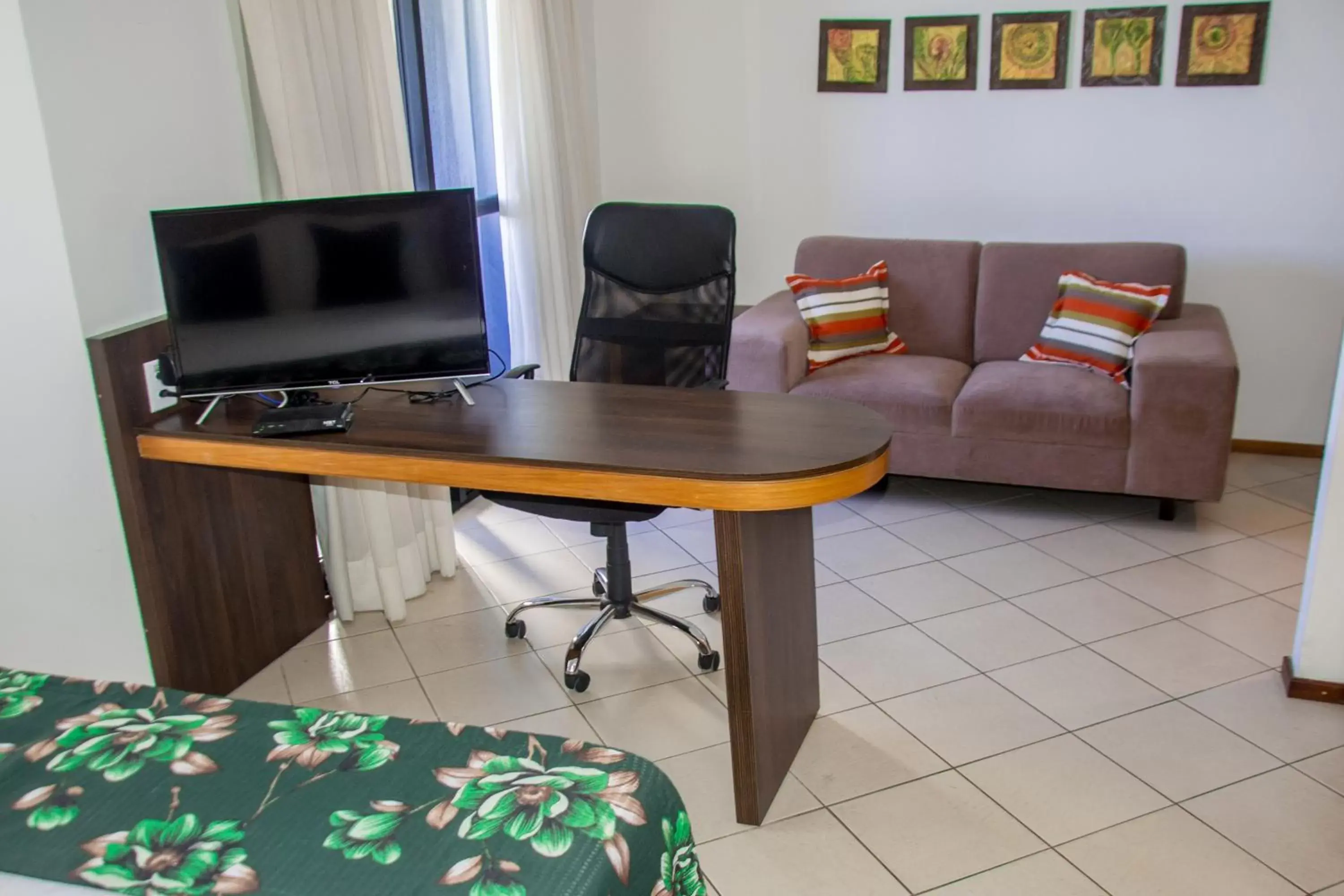 Living room, TV/Entertainment Center in Quality Suites Natal