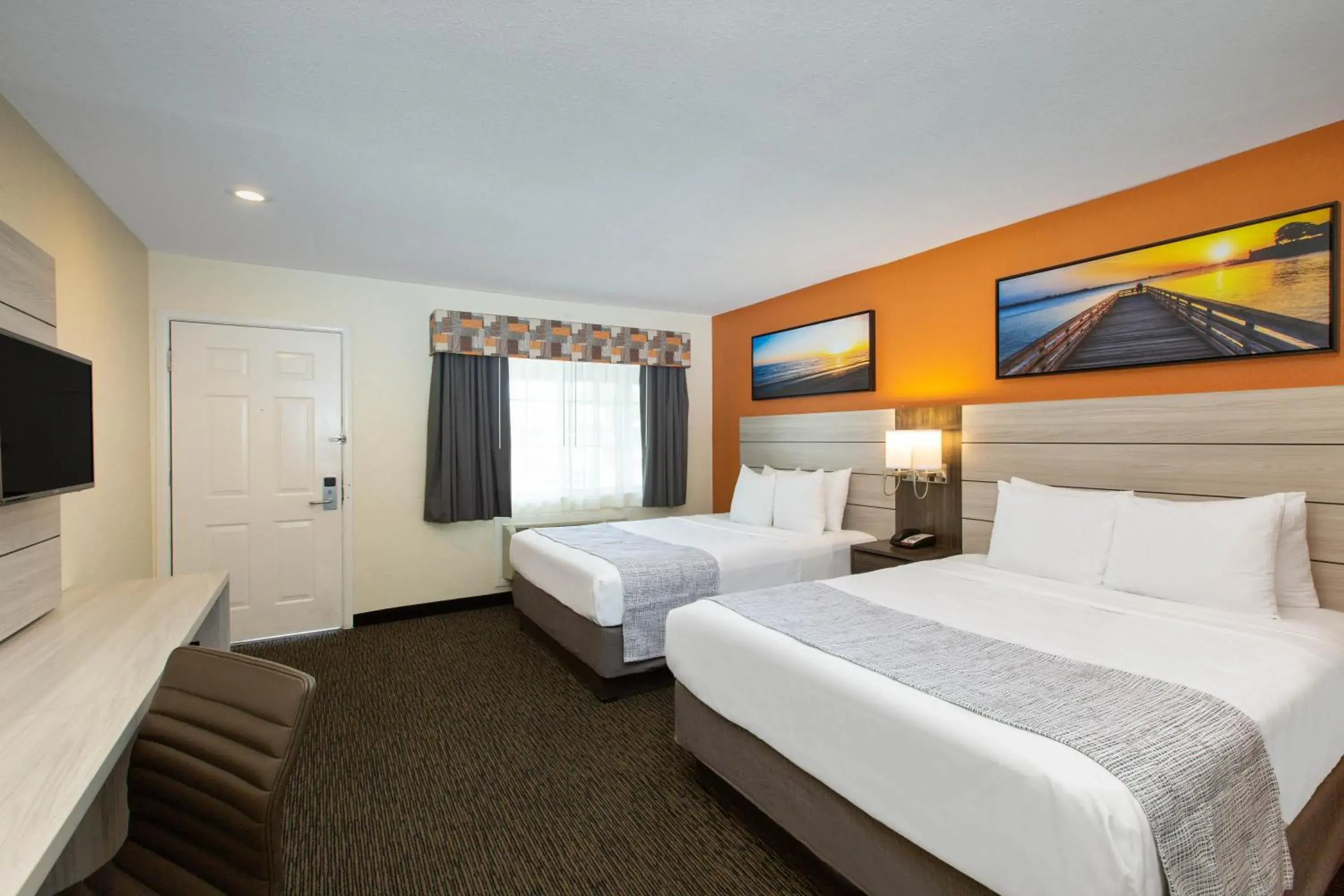 Photo of the whole room, Bed in Days Inn by Wyndham Monterey-Fisherman's Wharf Aquarium