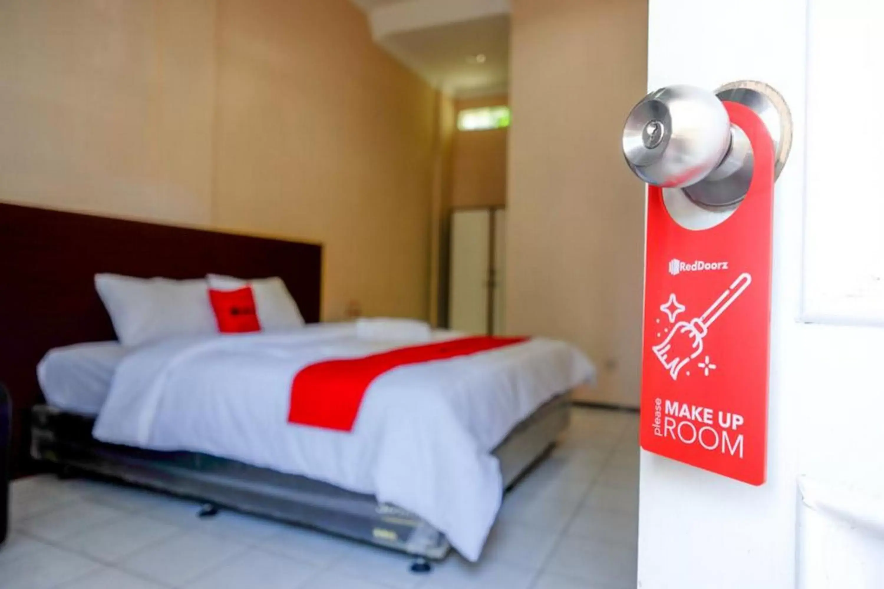 Bedroom, Bed in RedDoorz Plus near Stadion Wijaya Kusuma