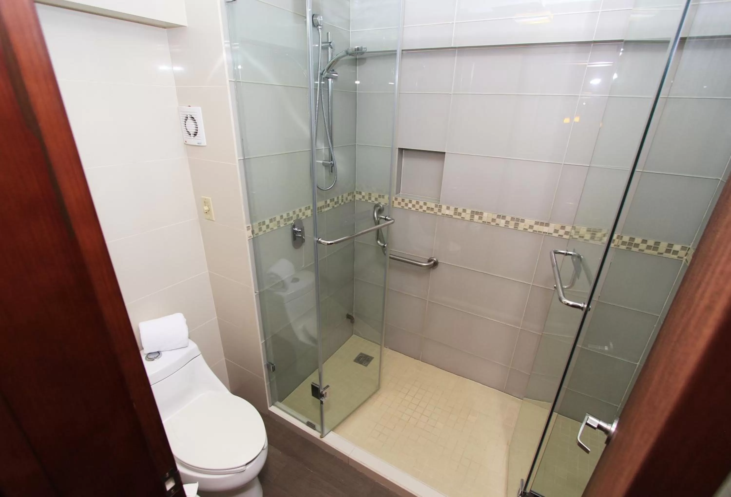 Shower in Plaza Gallery Hotel Boutique