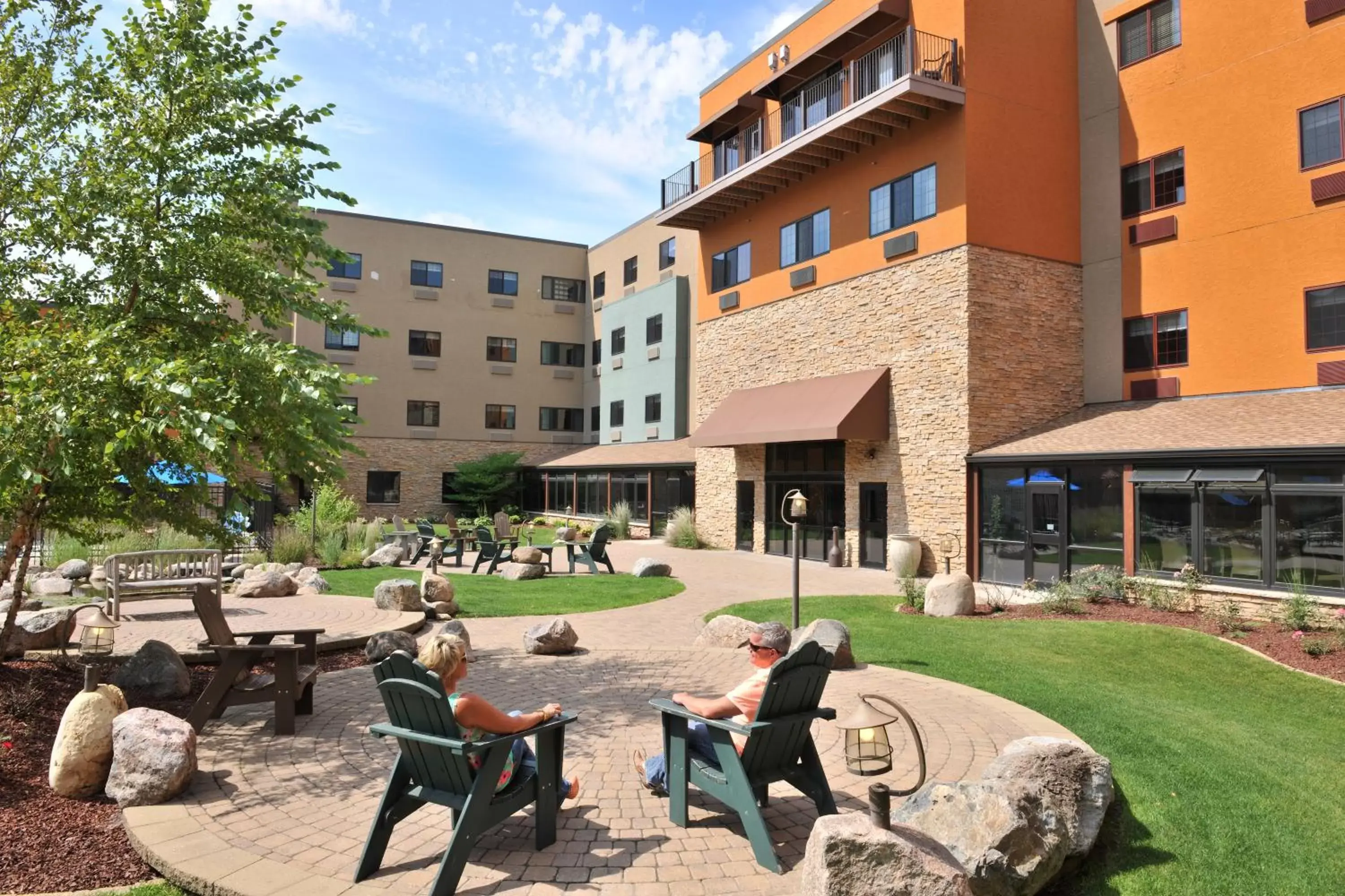 Patio, Property Building in Stoney Creek Hotel Sioux City