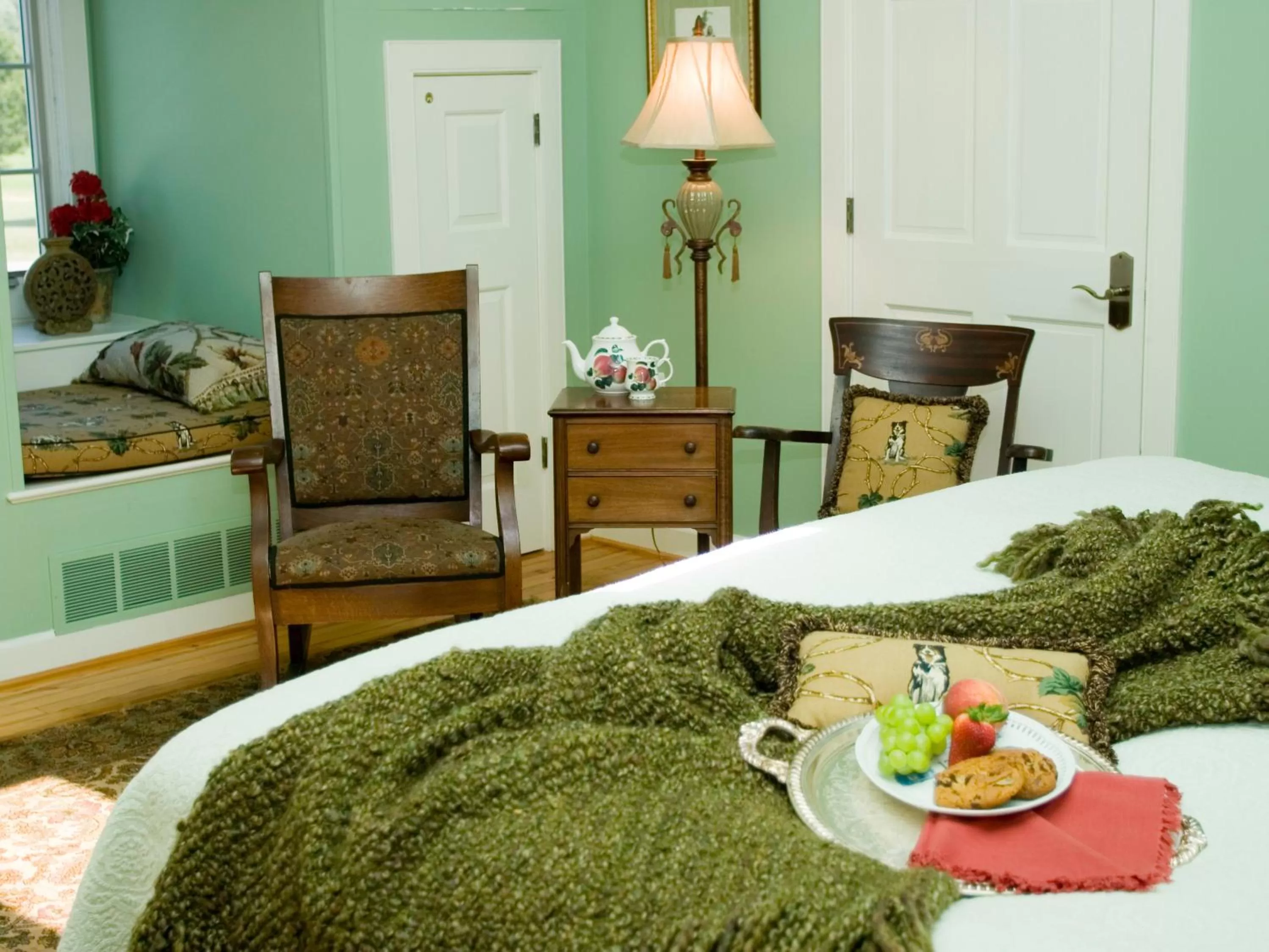 Bed in Inn at Huntingfield Creek