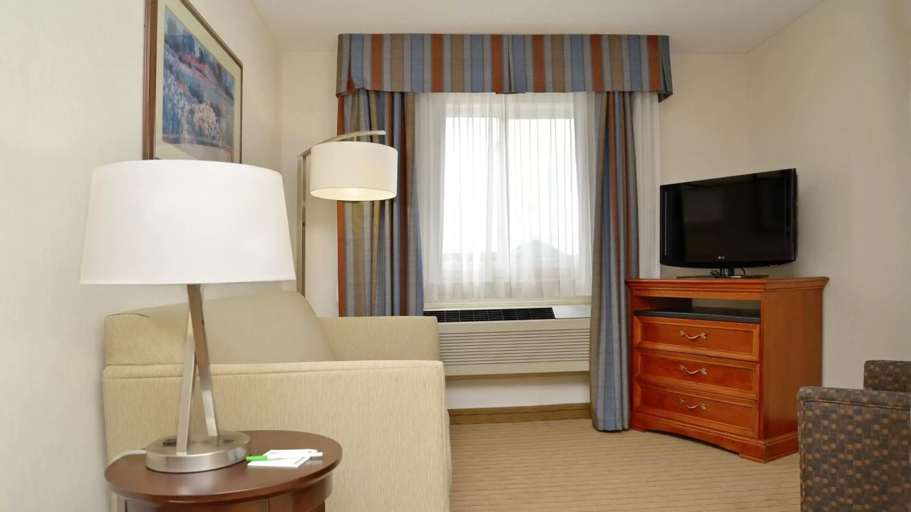 Photo of the whole room, TV/Entertainment Center in Holiday Inn Hinton, an IHG Hotel