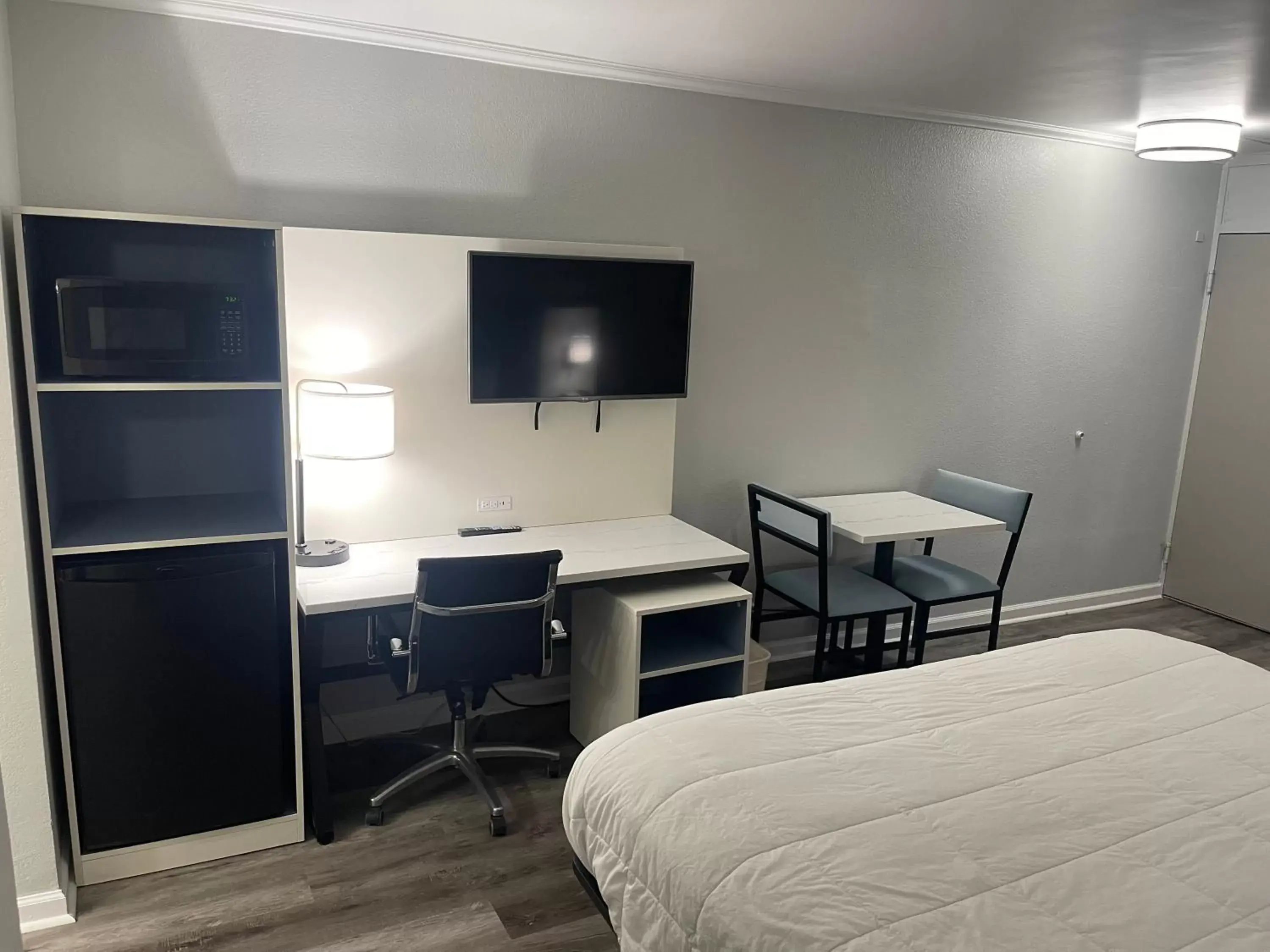 TV and multimedia, TV/Entertainment Center in Quality Inn & Suites Georgetown