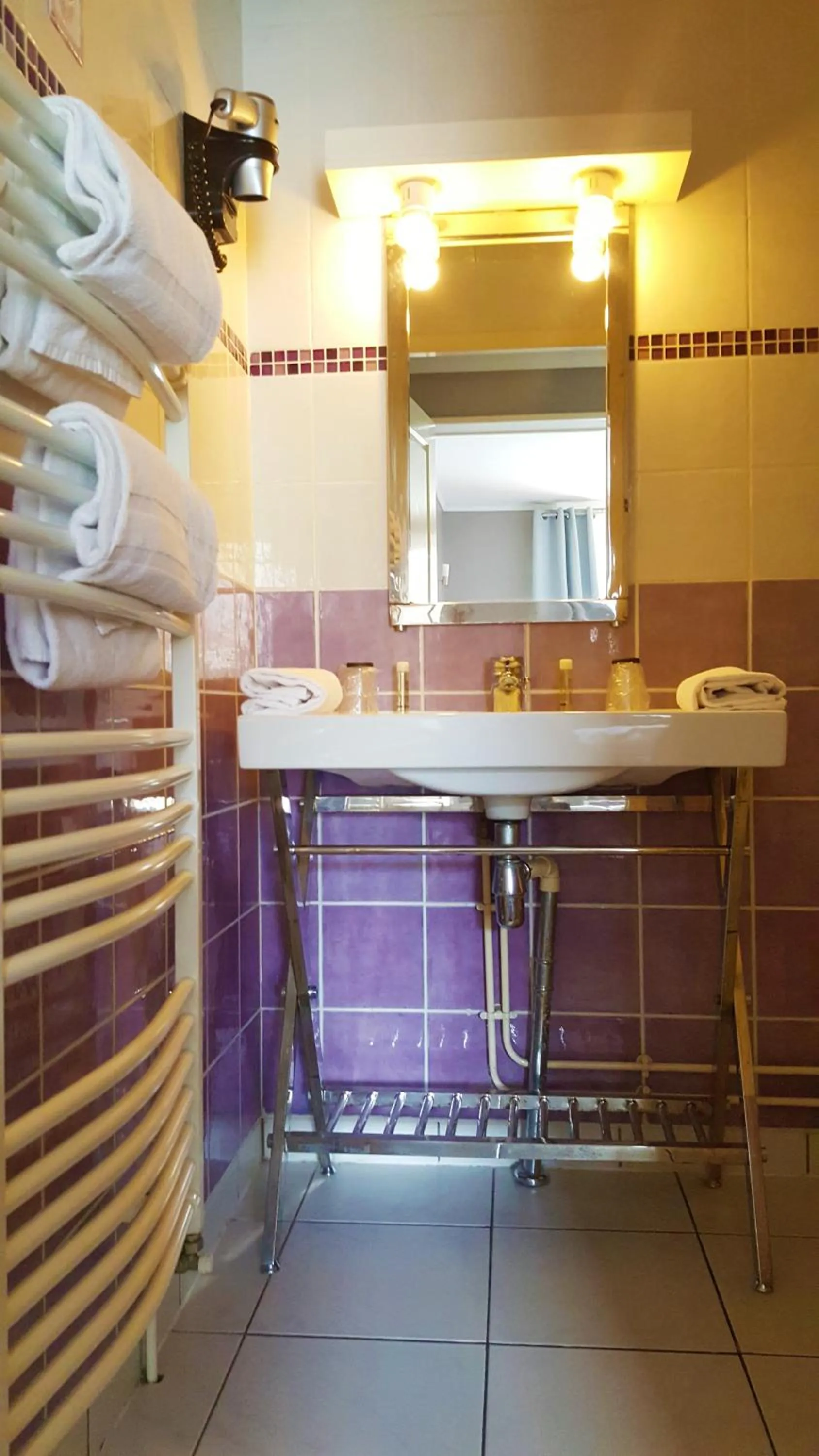 Shower in Modern'Hotel